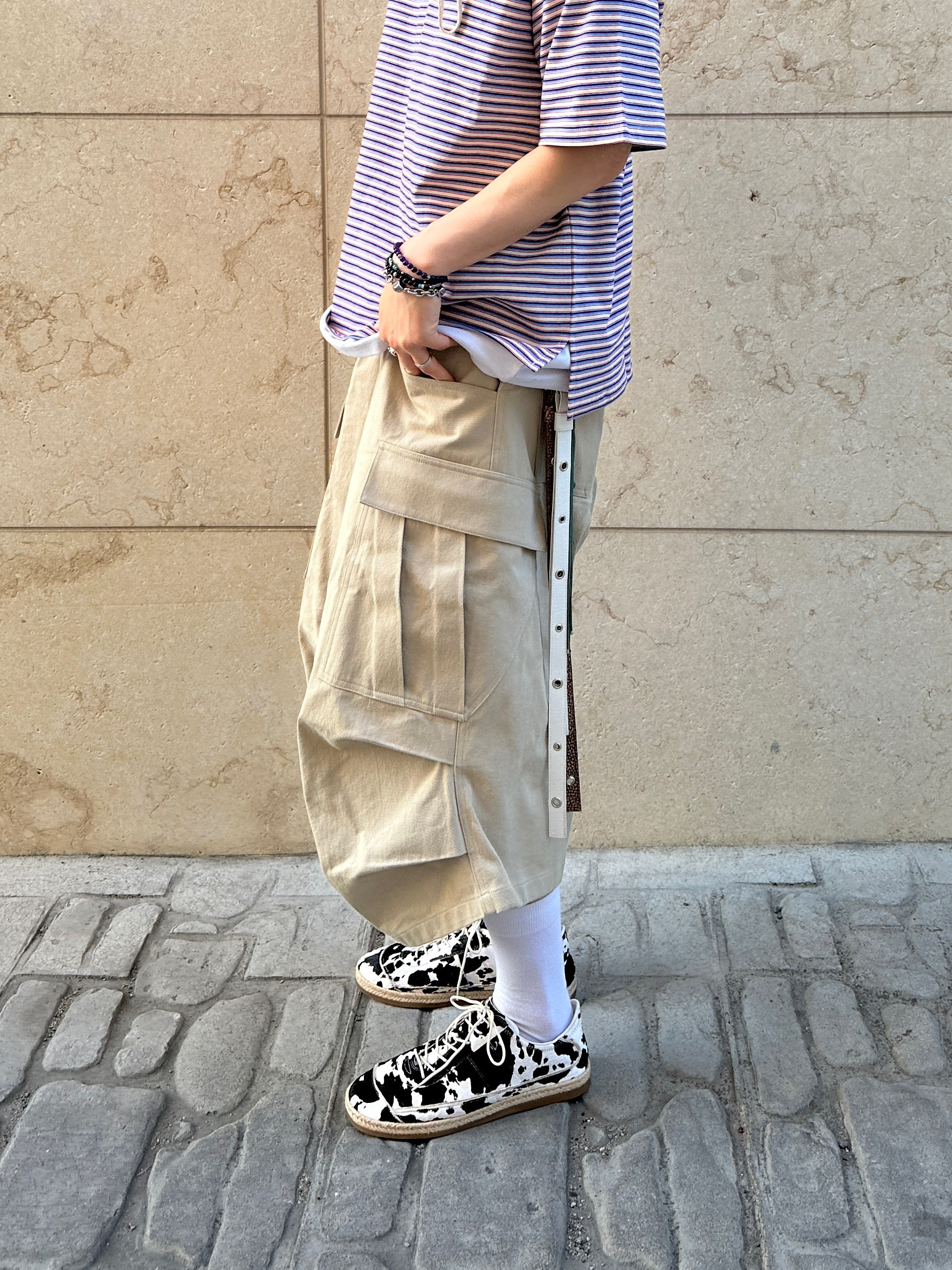 Nonnod Side cargo shorts Beige, Jacquemus Le Bob Artichaut Bucket Hat Off White 착용 스타일 - 3