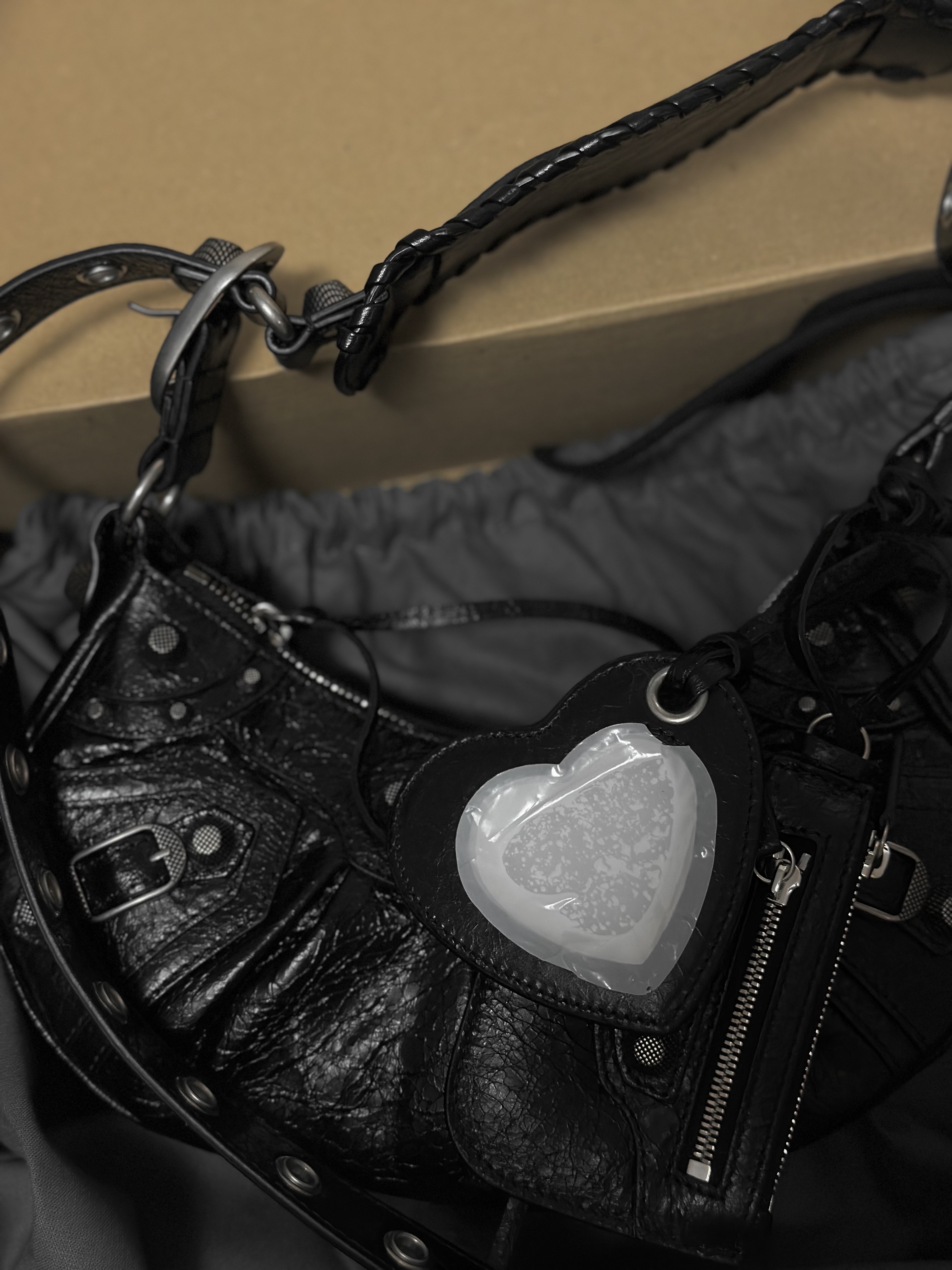 Balenciaga Arena Lambskin Le Cagole XS Shoulder Bag Black 착용 스타일