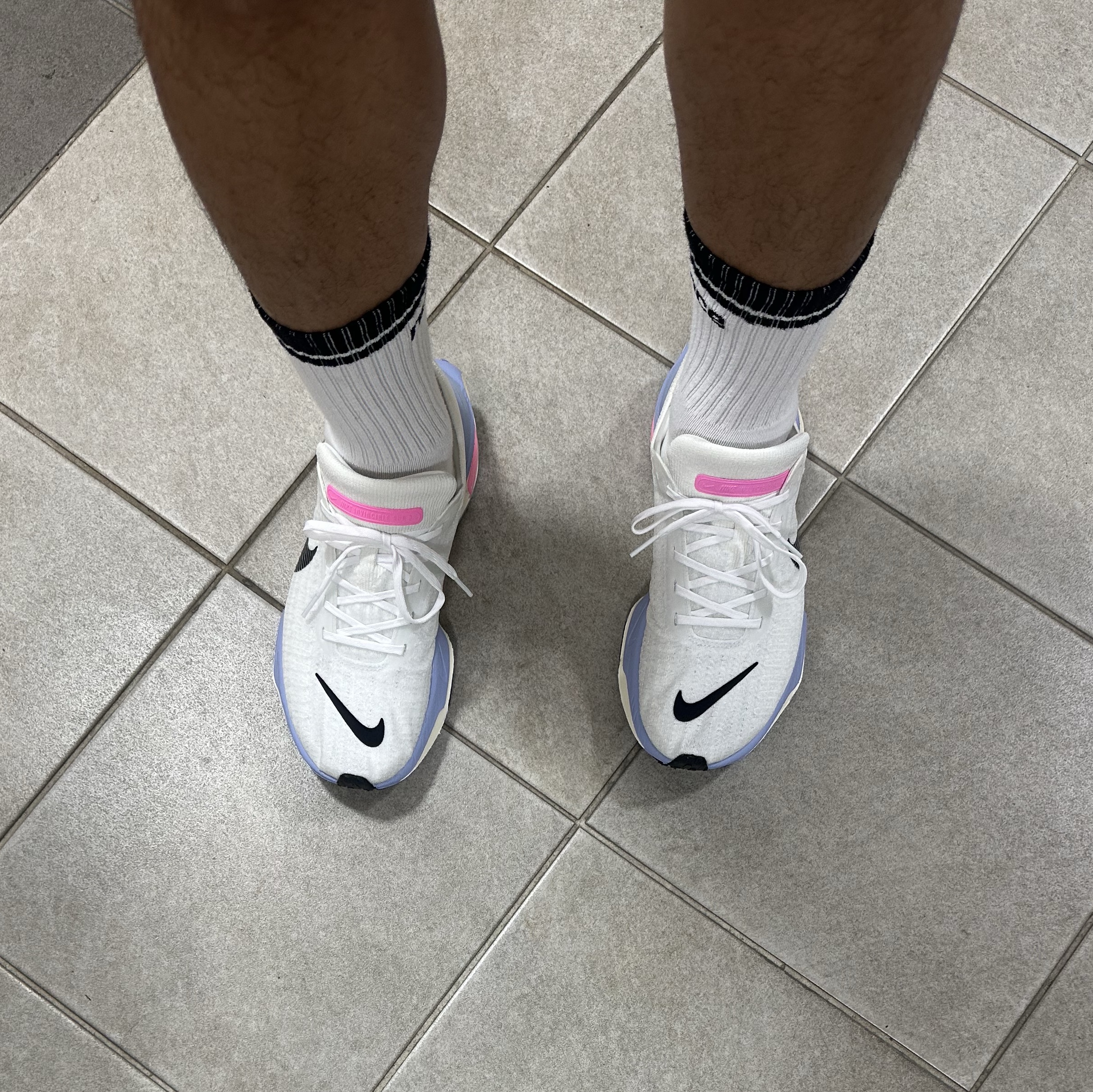Nike ZoomX Invincible Run Flyknit 3 White Cobalt Bliss 착용 스타일