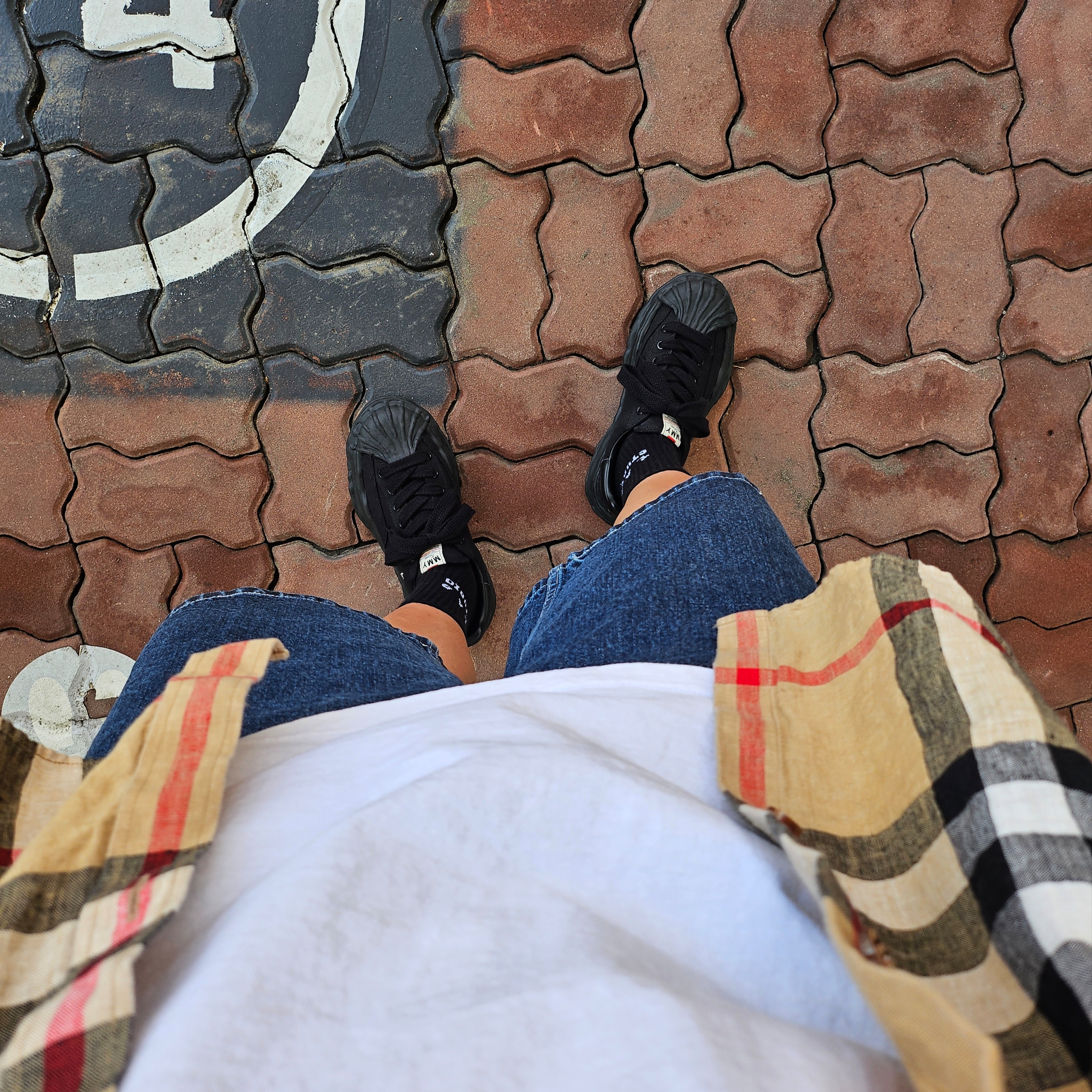 Burberry Short Sleeve Check Linen Oversized Shirt Archive Beige, Supreme x Nike Denim Short Indigo - 24SS 착용 스타일