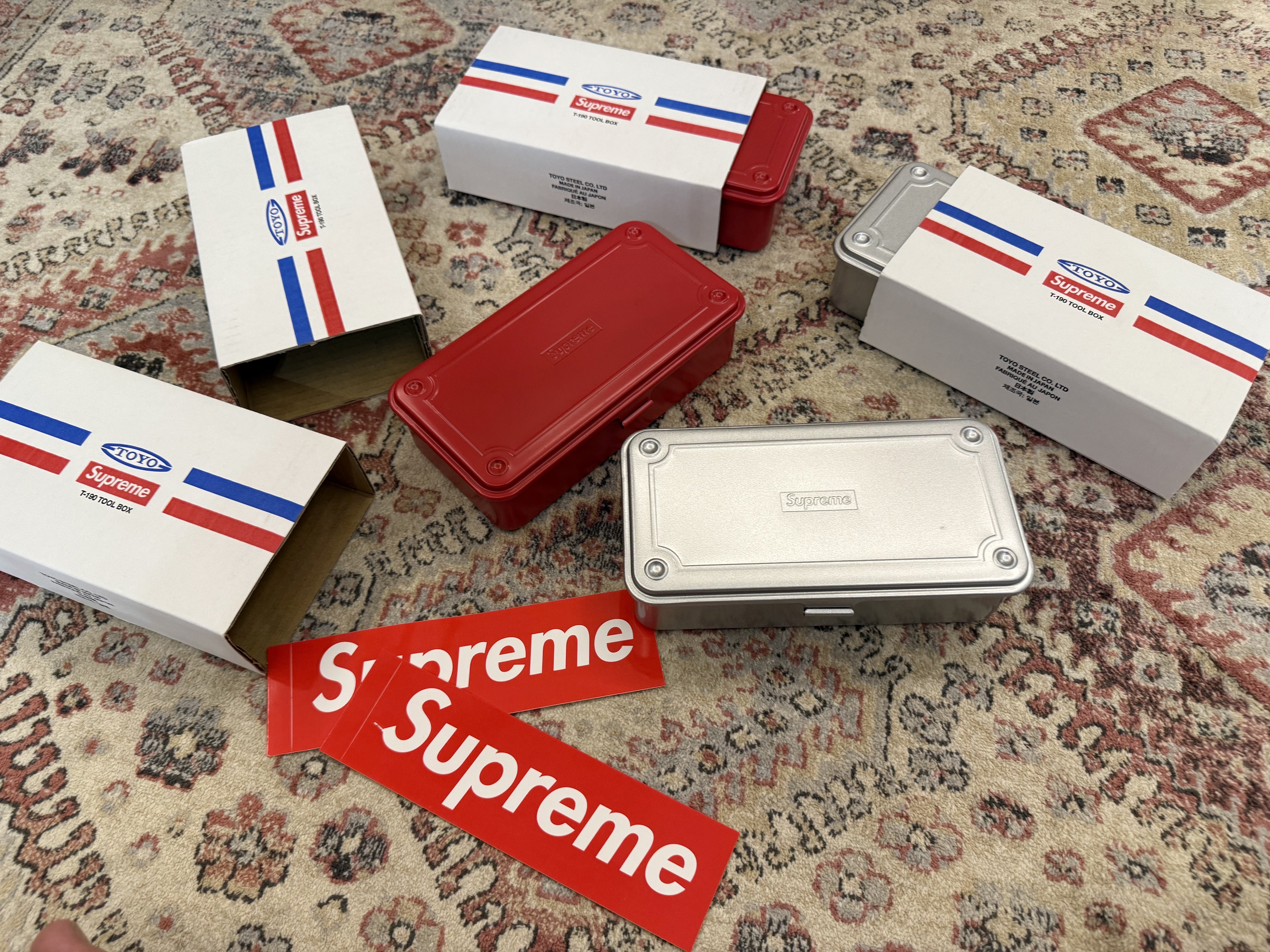 Supreme x Toyo Steel T-190 Mini Toolbox Red - 25SS, Supreme x Toyo Steel T-190 Mini Toolbox Silver - 25SS 착용 스타일 - 2