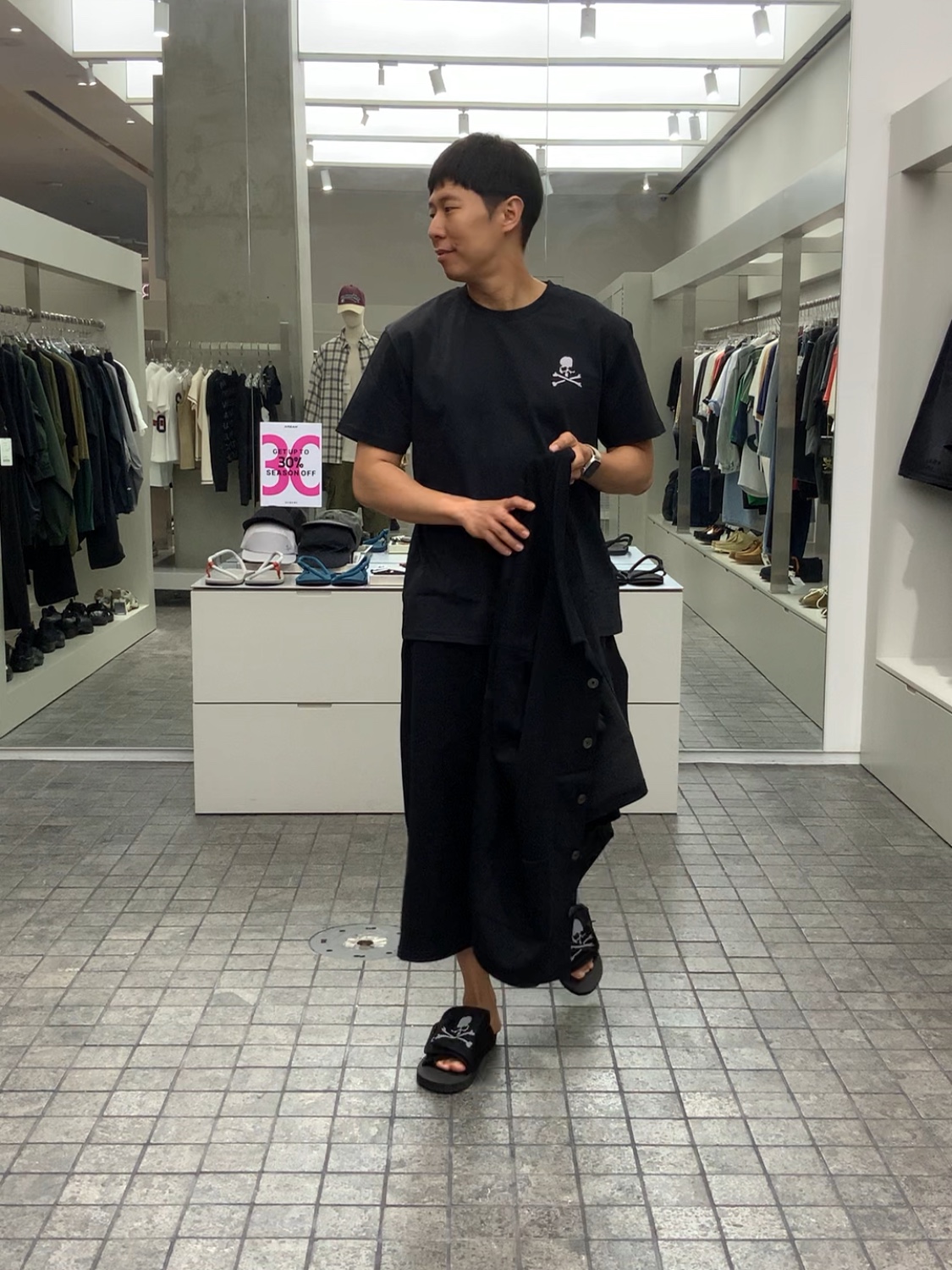 Mastermind Japan x Suicoke Sandals Black - 25FW, Mastermind World SS Shirt Pants Set Black - 25SS 착용 스타일 - 2