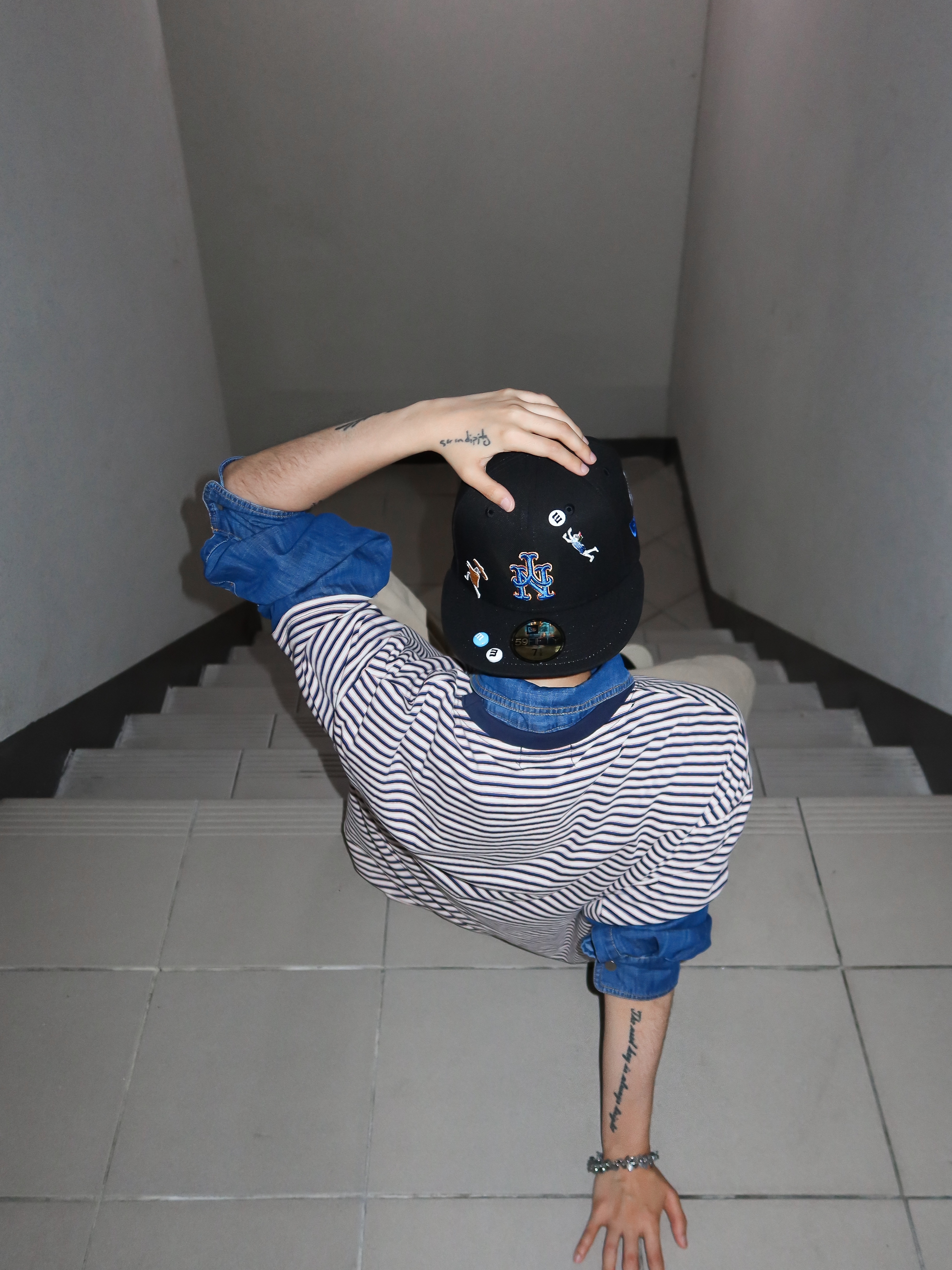 Hono Report Stripe T-Shirt Blue Stripe, Hono Report Twin Flowers Necklace 착용 스타일 - 3