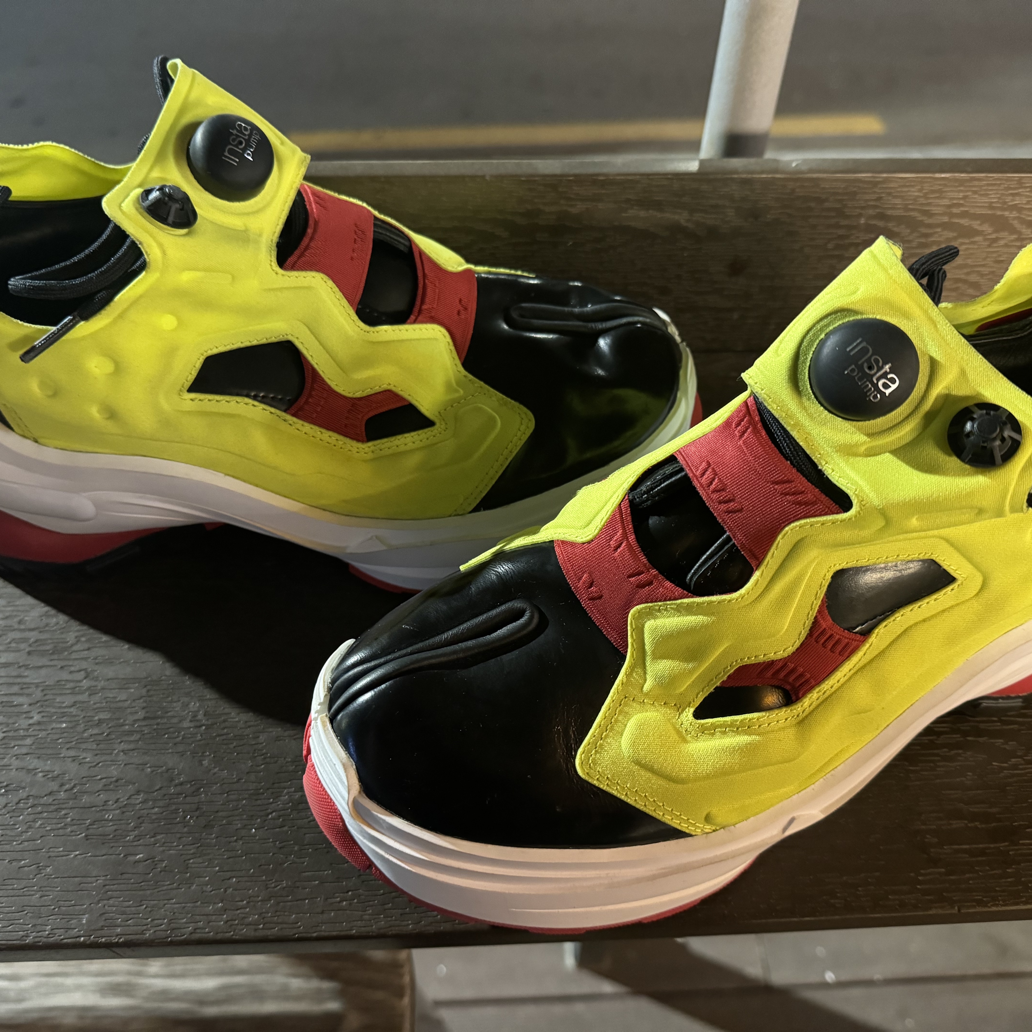 Reebok x Maison Margiela Tabi Instapump Fury Oxford Shoes Black Vector Red 착용 스타일 - 1