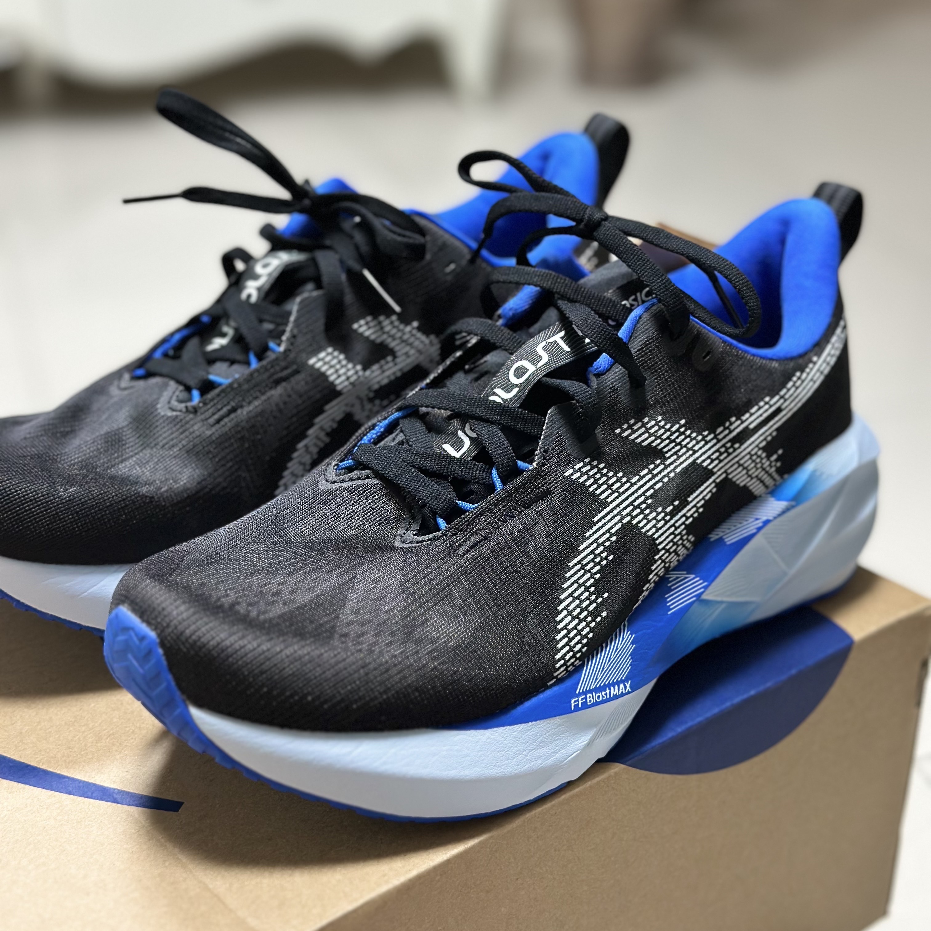 Asics Novablast 5 Black White 착용 스타일