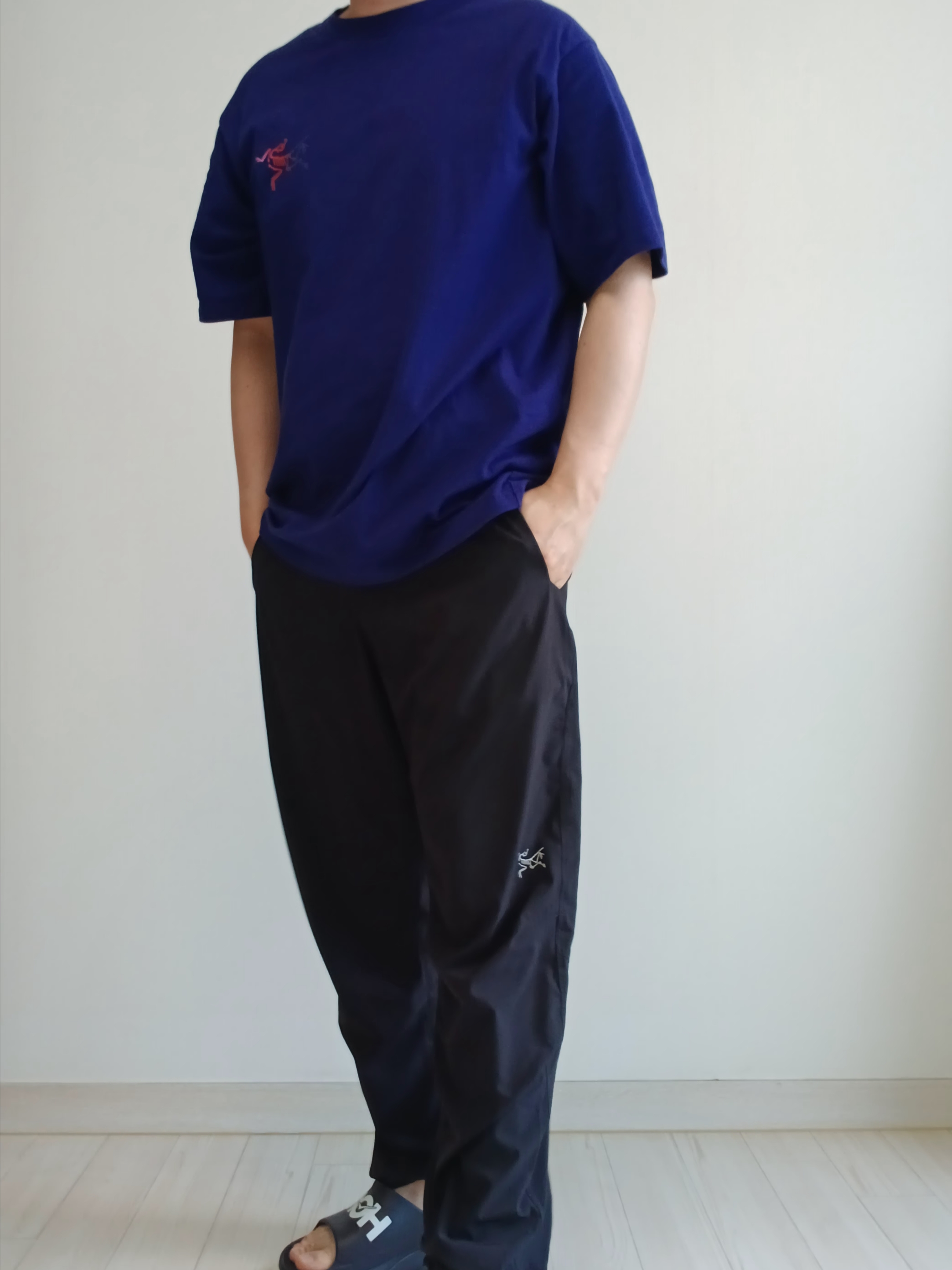 Arc'teryx Kragg Cotton Logo SS T-Shirt Soulsonic Dynasty, Hoka Ora Athletic Slide Black White 착용 스타일 - 3
