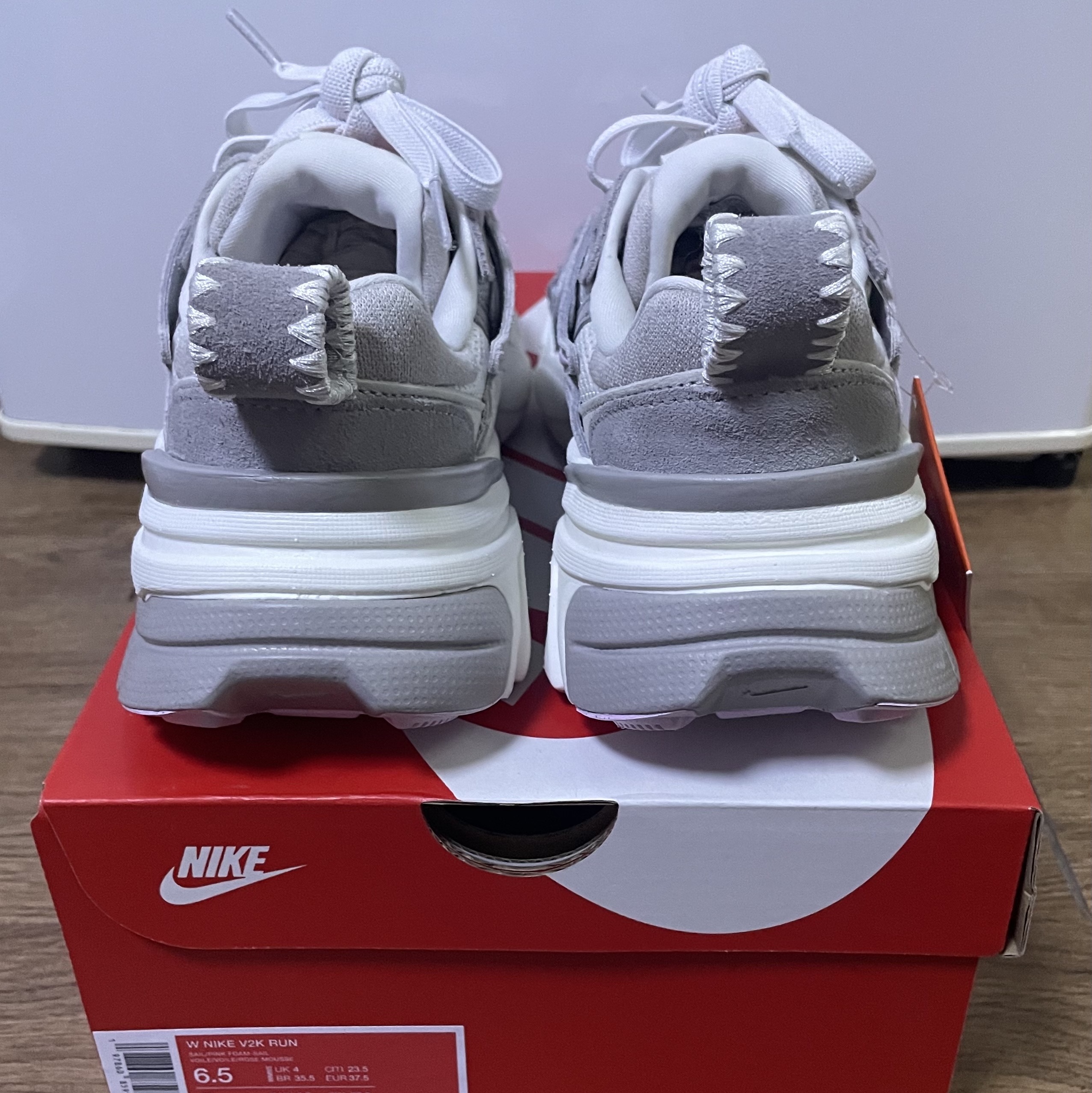 (W) Nike V2K Run Sail Pink Foam 착용 스타일 - 3