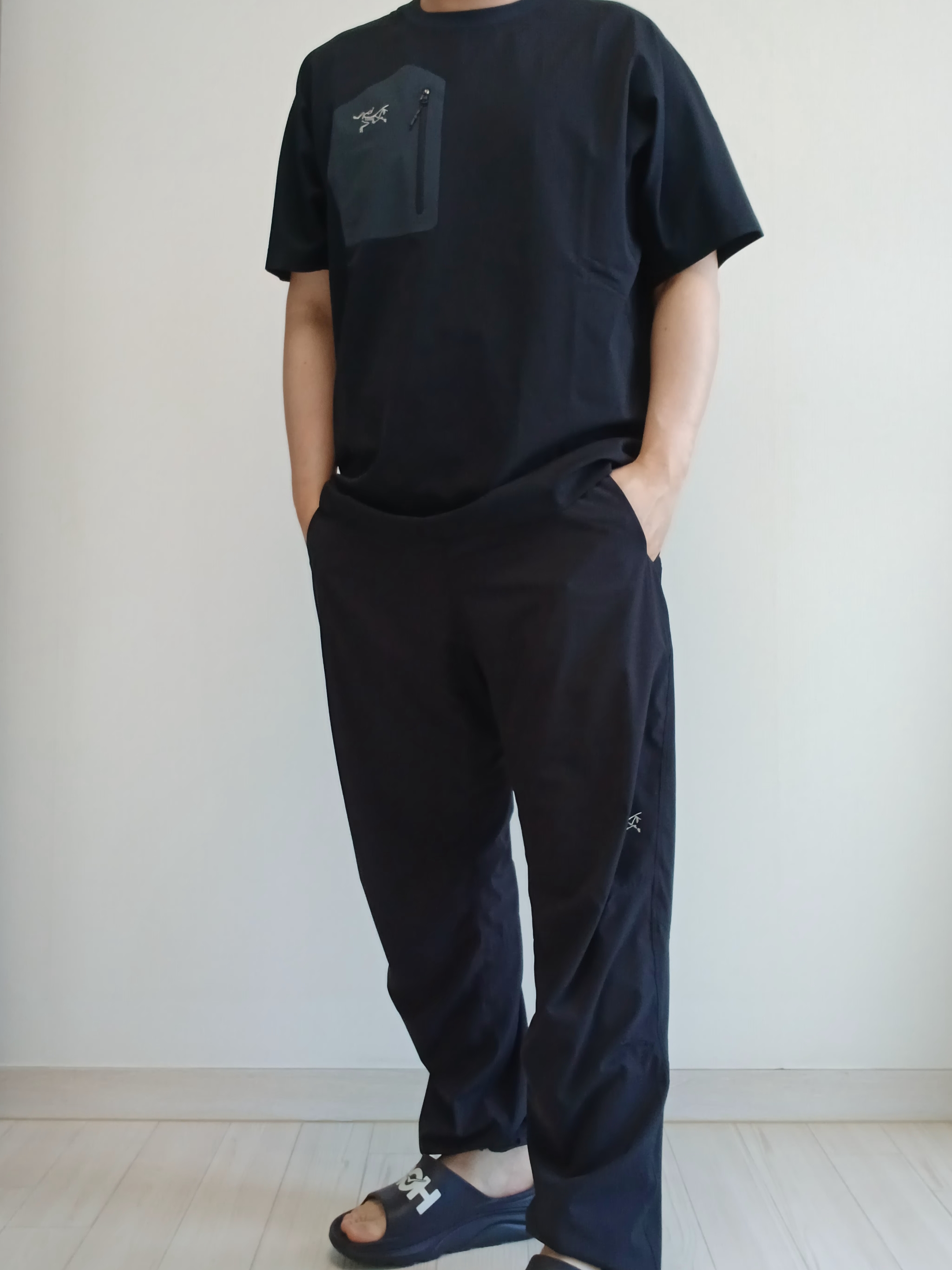 Hoka Ora Athletic Slide Black White, Arc'teryx Konseal Pocket T-Shirt Black Grey 착용 스타일 - 4