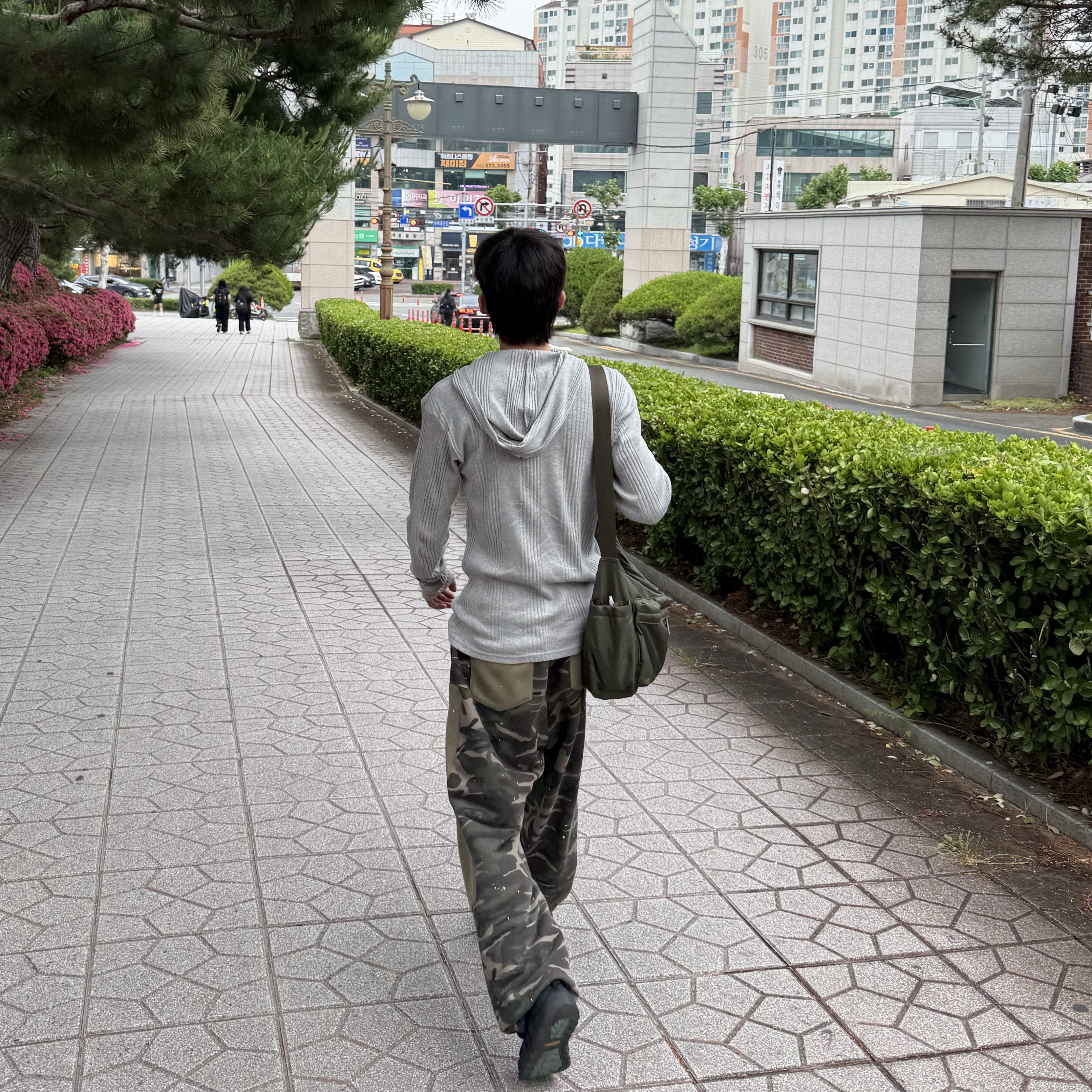 Keen x Eastlogue Jasper Rocks Sneakers Scarab Arctic, Uniqlo Multi Pocket Shoulder Bag Olive 착용 스타일 - 1