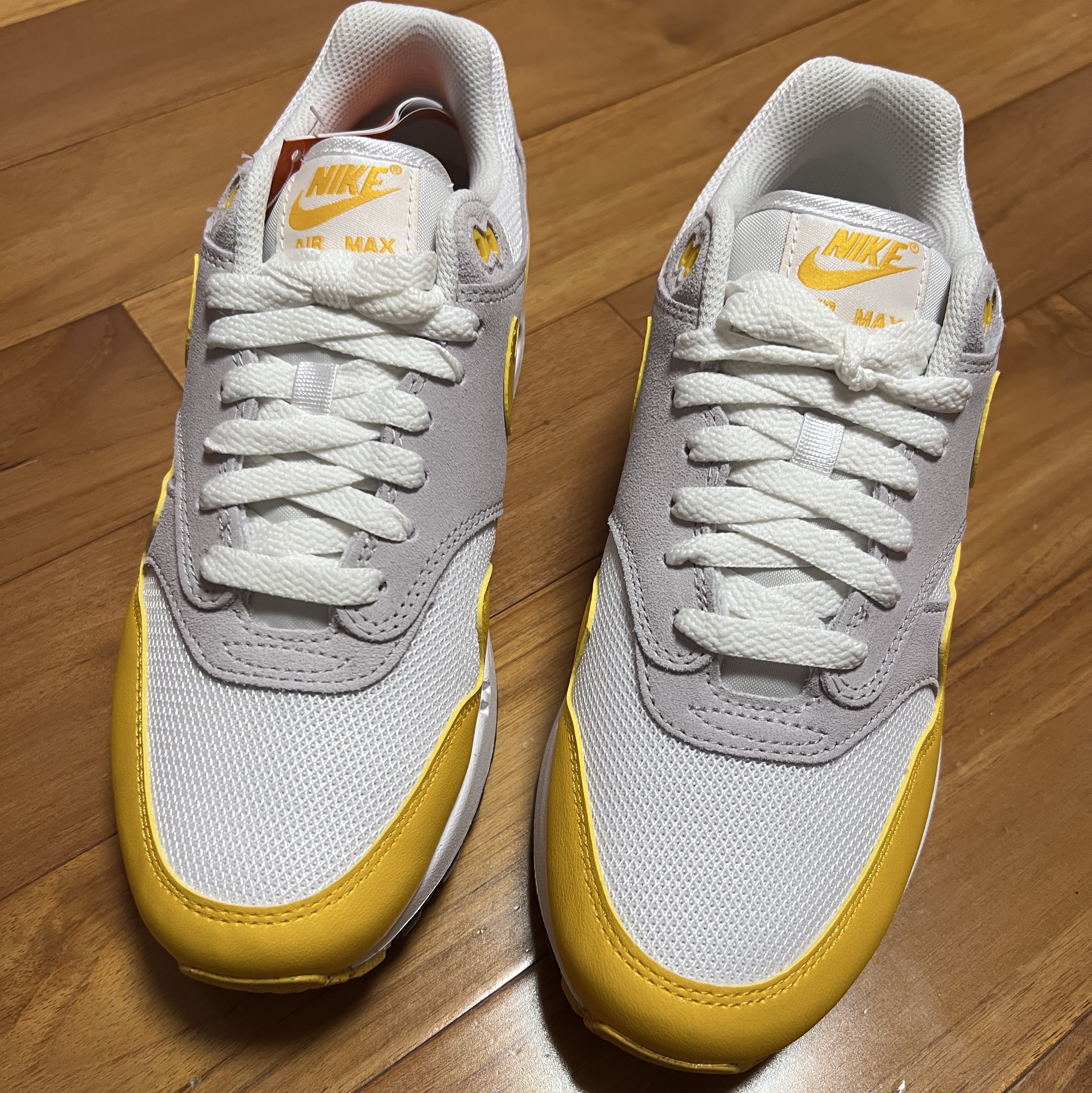 Nike Air Max 1 Essential White University Gold 착용 스타일