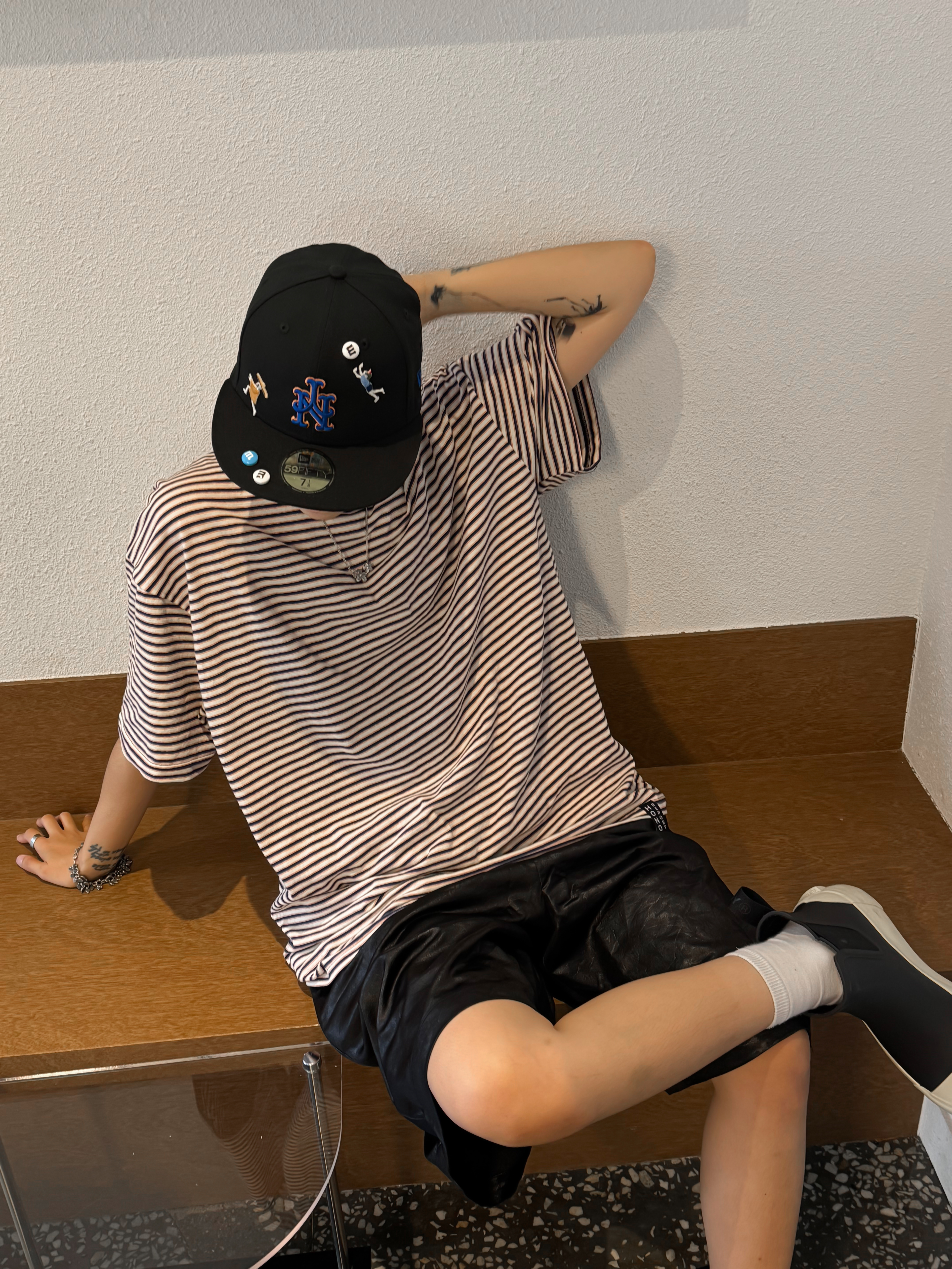 Hono Report Stripe T-Shirt Blue Stripe, Hono Report Twin Flowers Necklace 착용 스타일 - 2