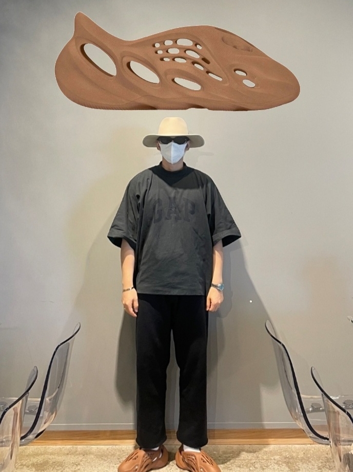 Yeezy Vultures Pants Black, Yeezy Gap Engineered By Balenciaga Dove No Seam T-Shirt Black 착용 스타일