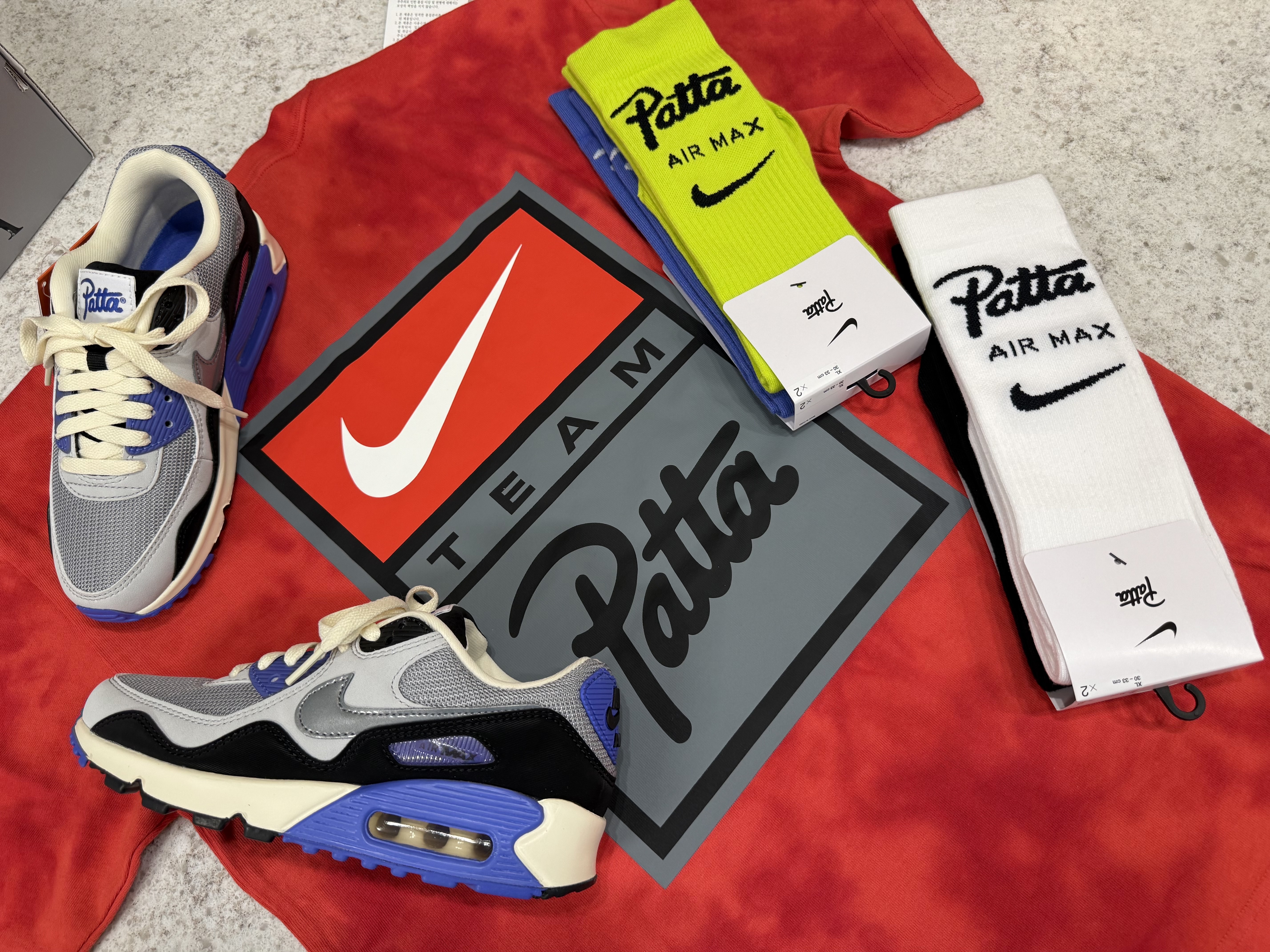 Nike x Patta Air Max 90 Sapphire and Particle Grey, Nike x Patta T-Shirt Rush Red (HQ3907-612) 착용 스타일 - 1