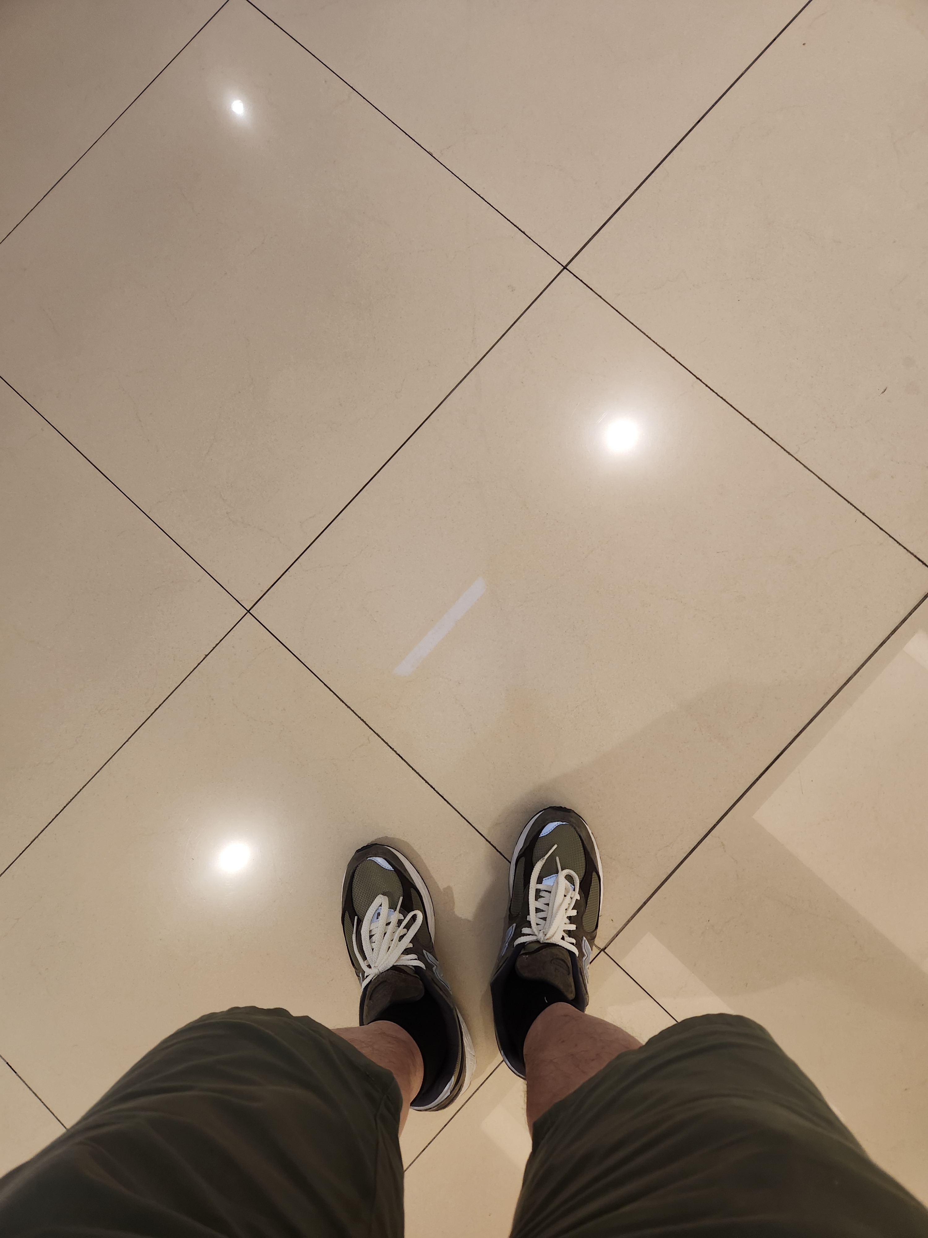 New Balance 2002R Special Vintage Khaki 착용 스타일