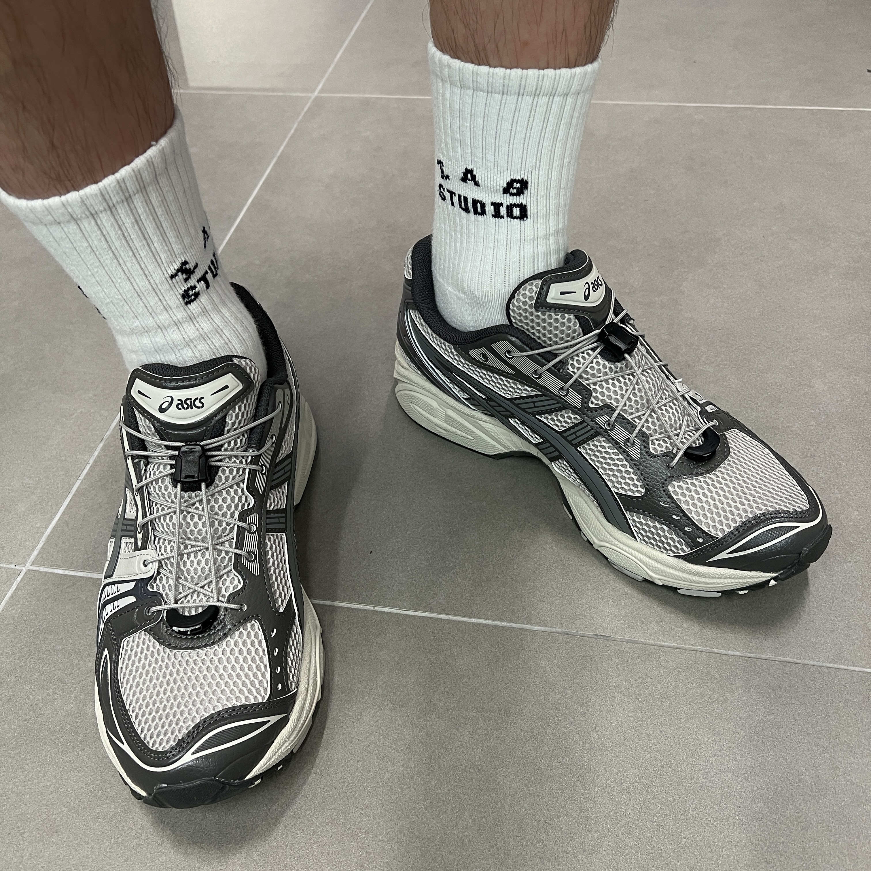 Asics Unlimited Gel-Kayano 14 Oyster Grey Clay Grey 착용 스타일