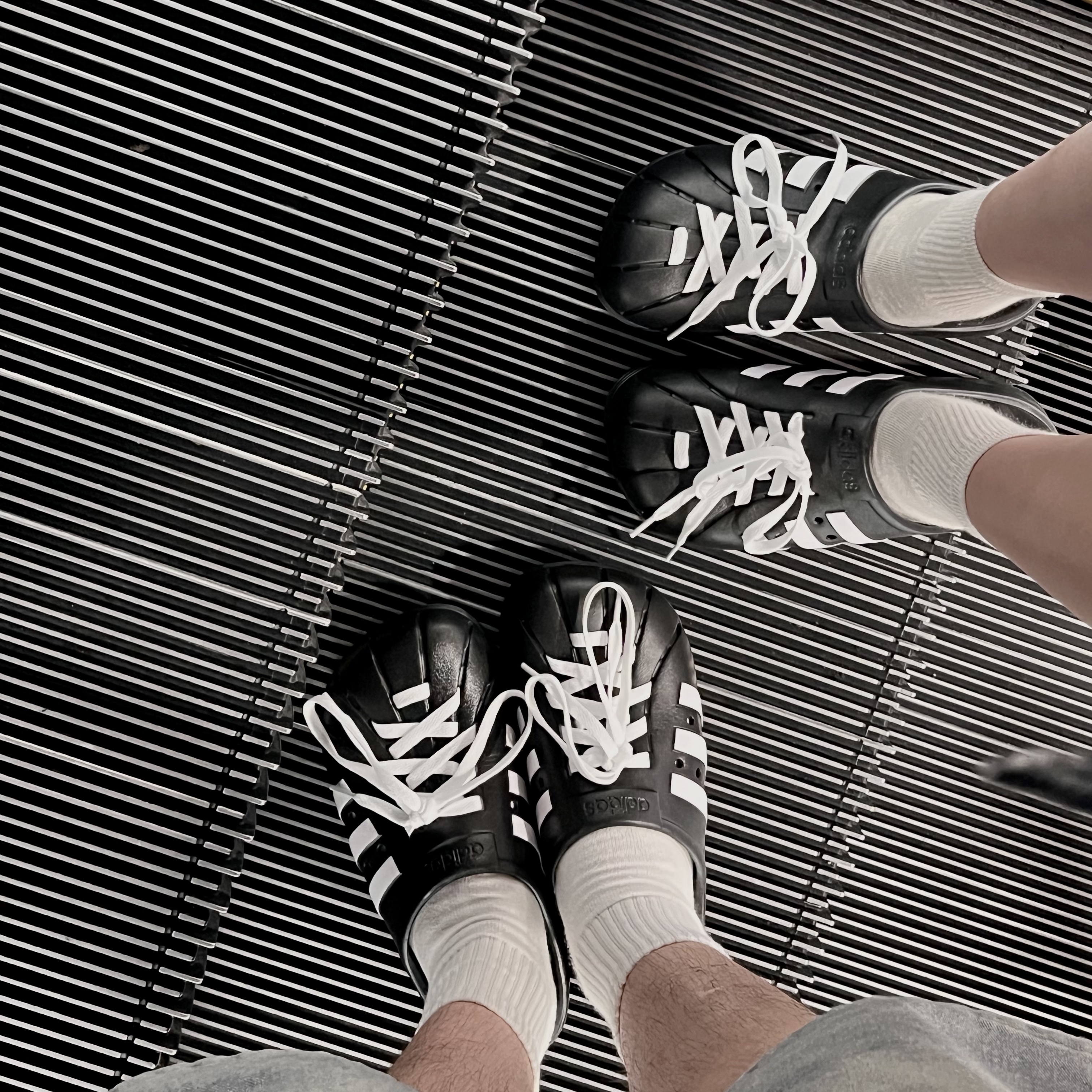 Adidas Adilette Clog Black White 착용 스타일