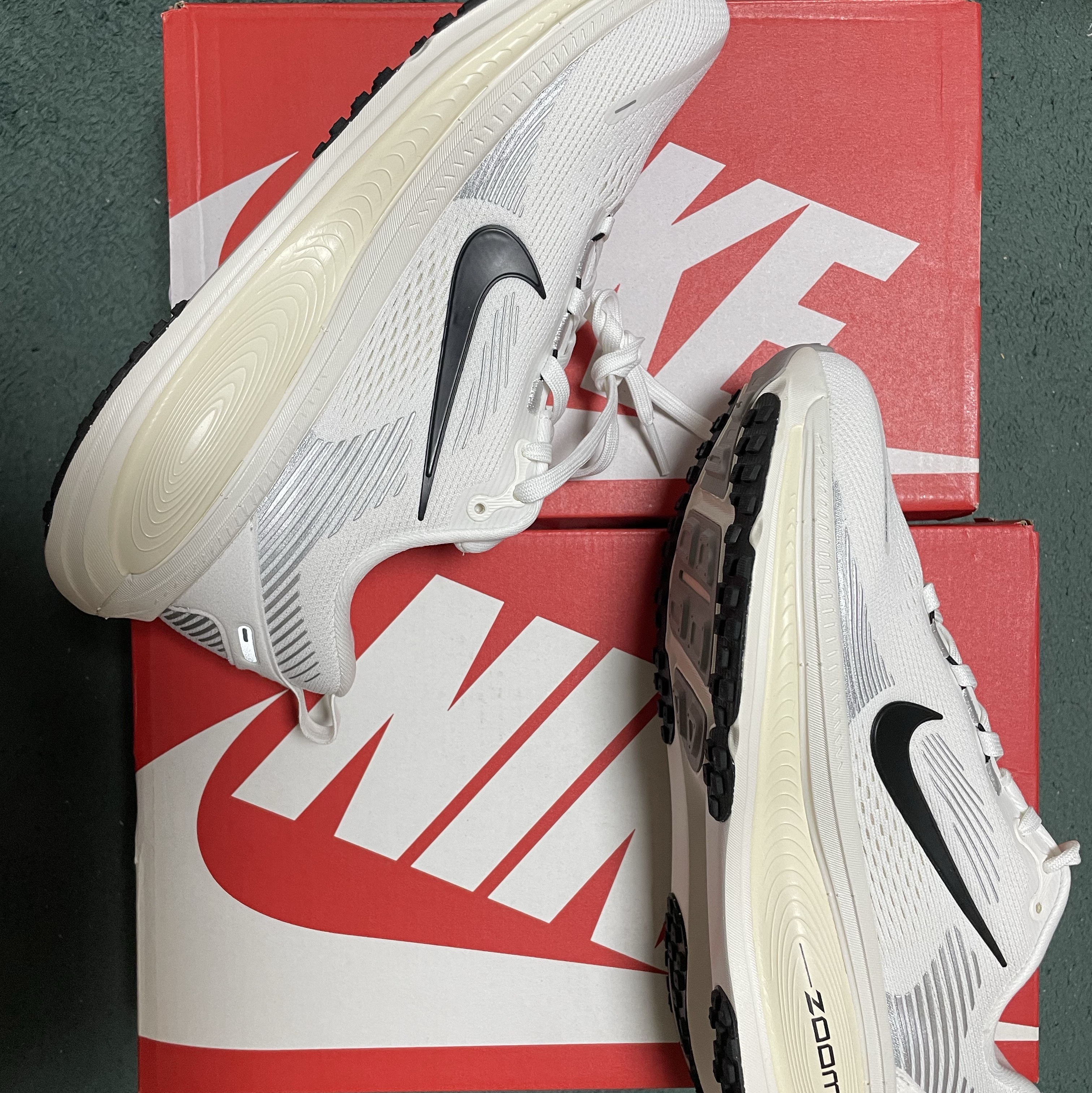Nike Vomero 18 Summit White Coconut Milk 착용 스타일