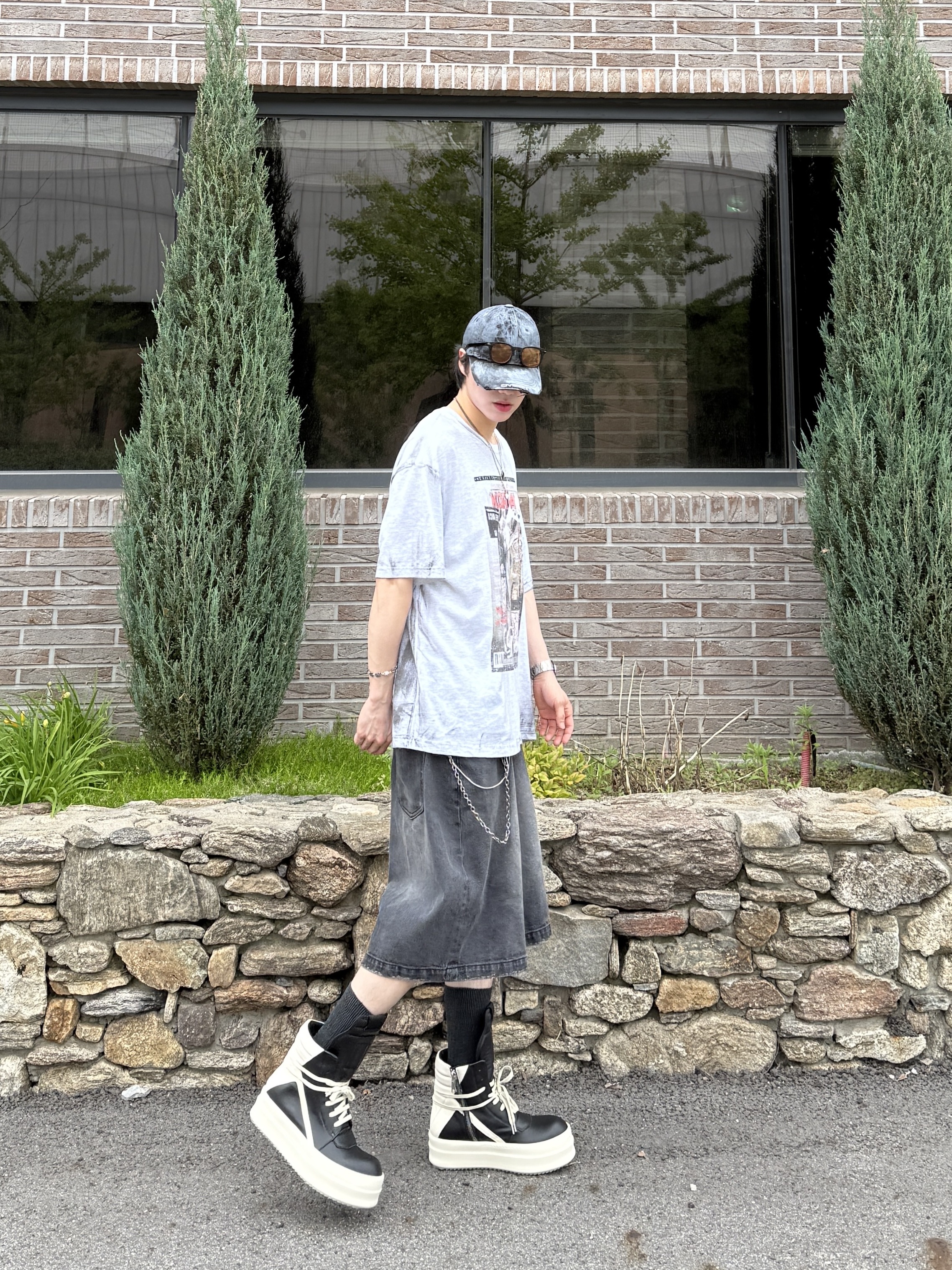GRAILZ x KOIN SEOUL Magazine T-Shirts Melange Grey, Rick Owens Hollywood Mega Bumper Geobasket in Full Grain Calf Leather Black Milk 착용 스타일 - 5
