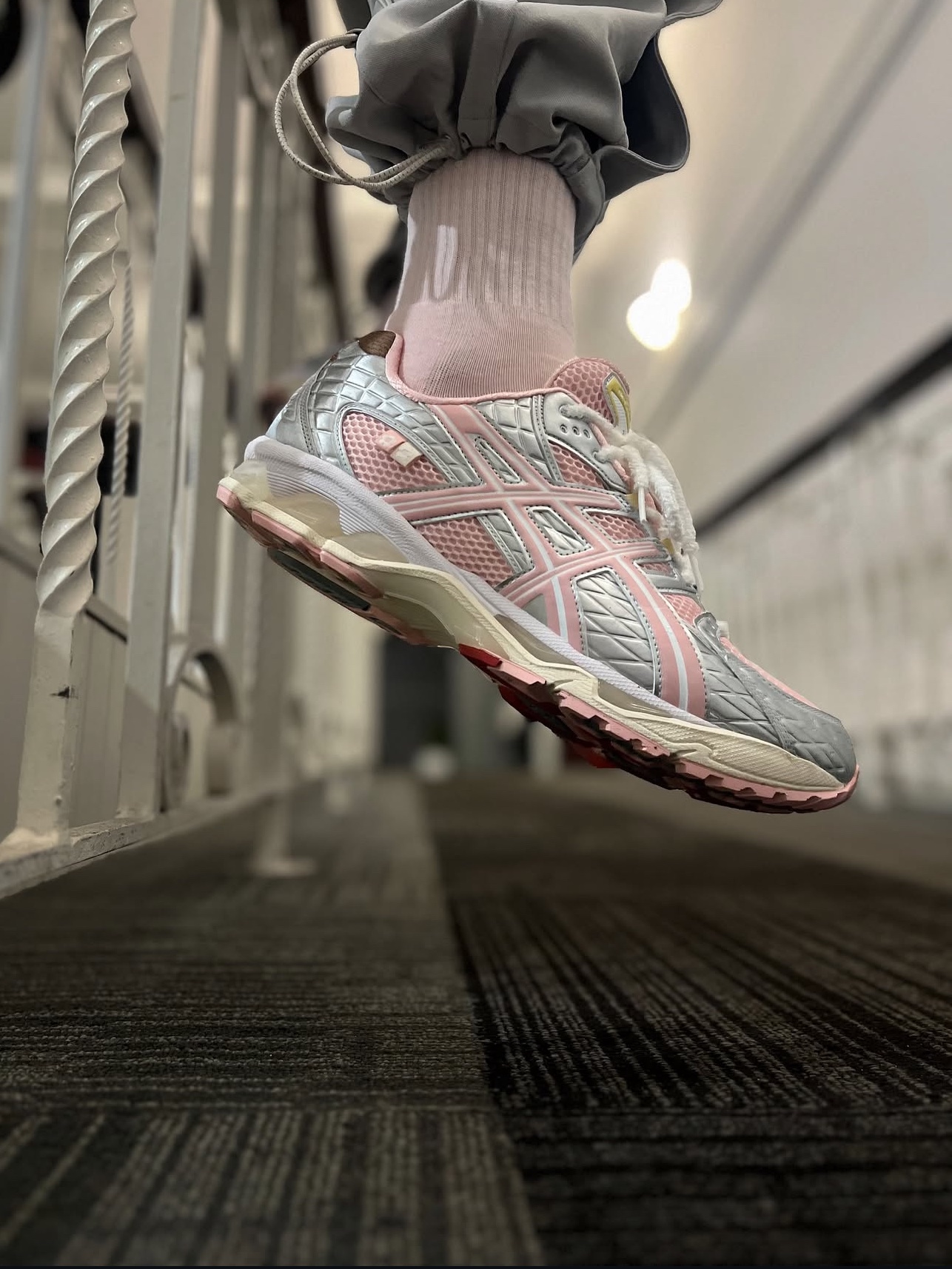 Asics x Atmos x Vandy The Pink Gel-Nimbus 10.1 Banana Split Strawberry 착용 스타일 - 3
