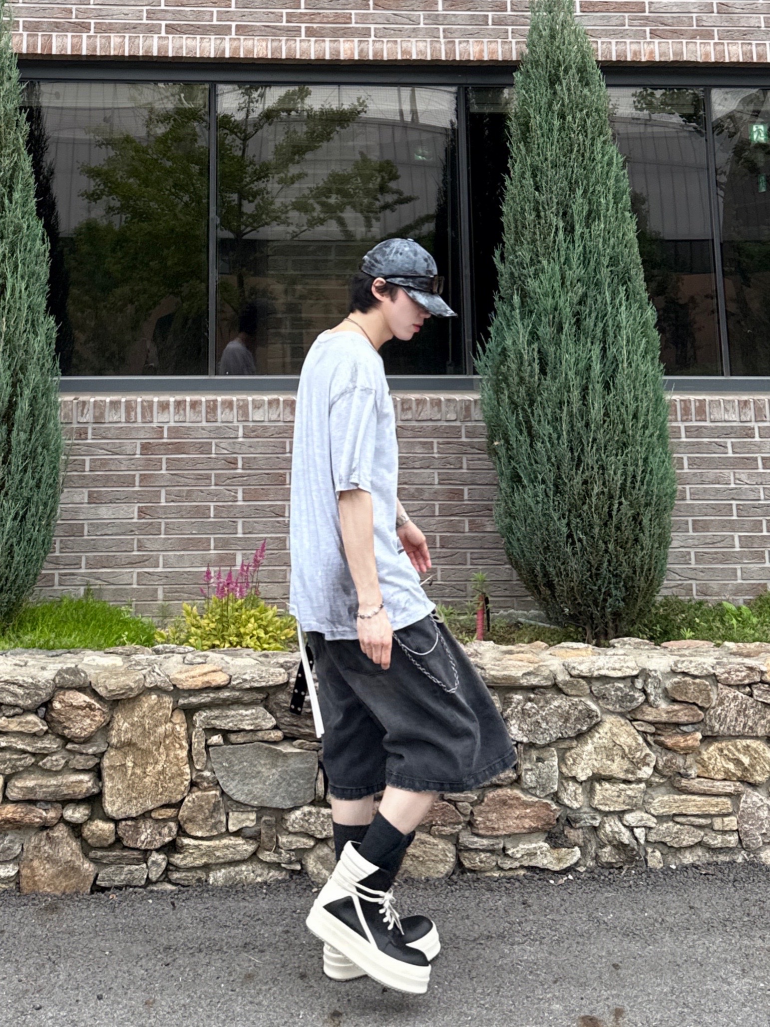 GRAILZ x KOIN SEOUL Magazine T-Shirts Melange Grey, Rick Owens Hollywood Mega Bumper Geobasket in Full Grain Calf Leather Black Milk 착용 스타일 - 6