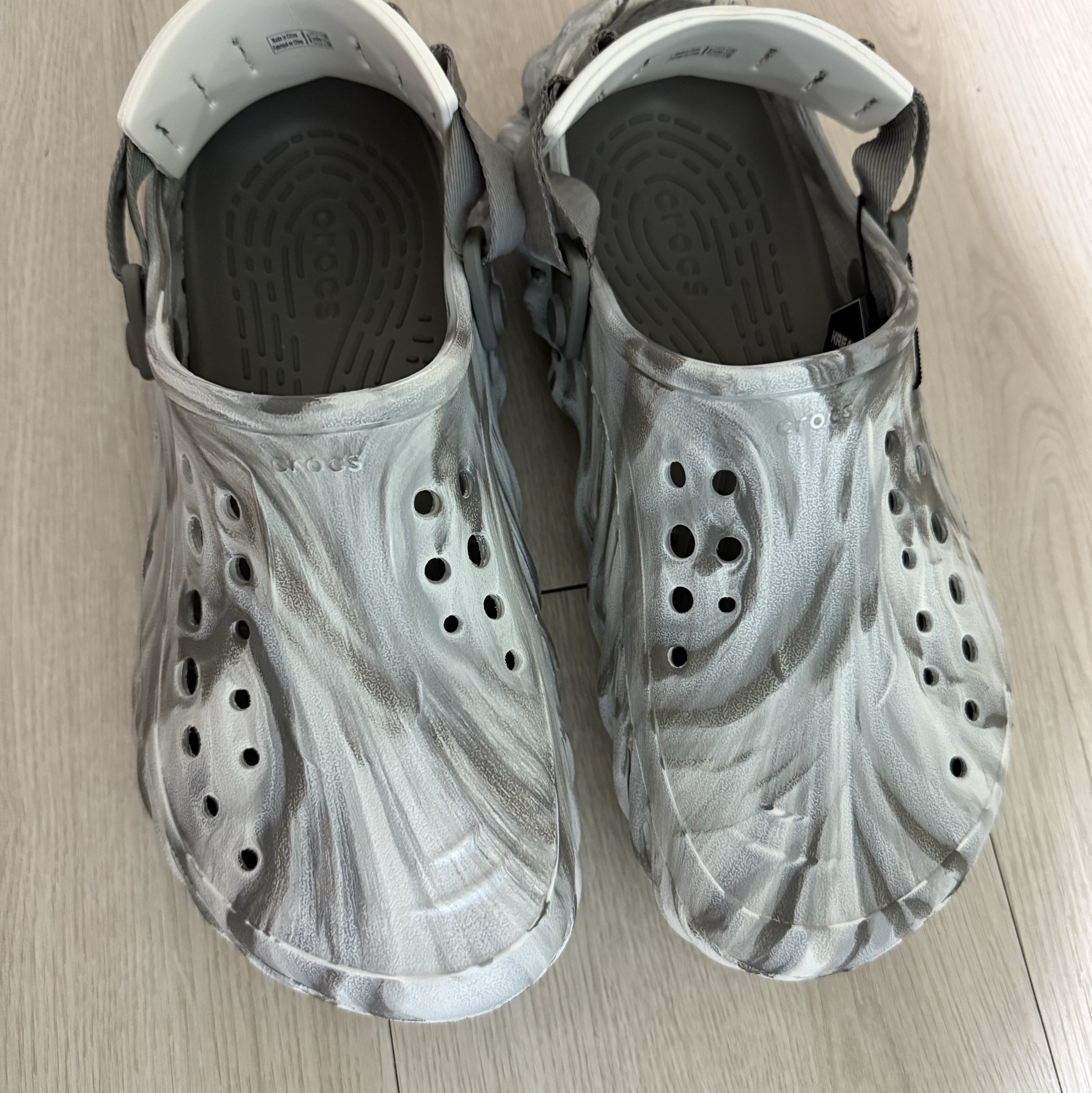 Crocs Echo Marbled Clog Moonlight Multi 착용 스타일