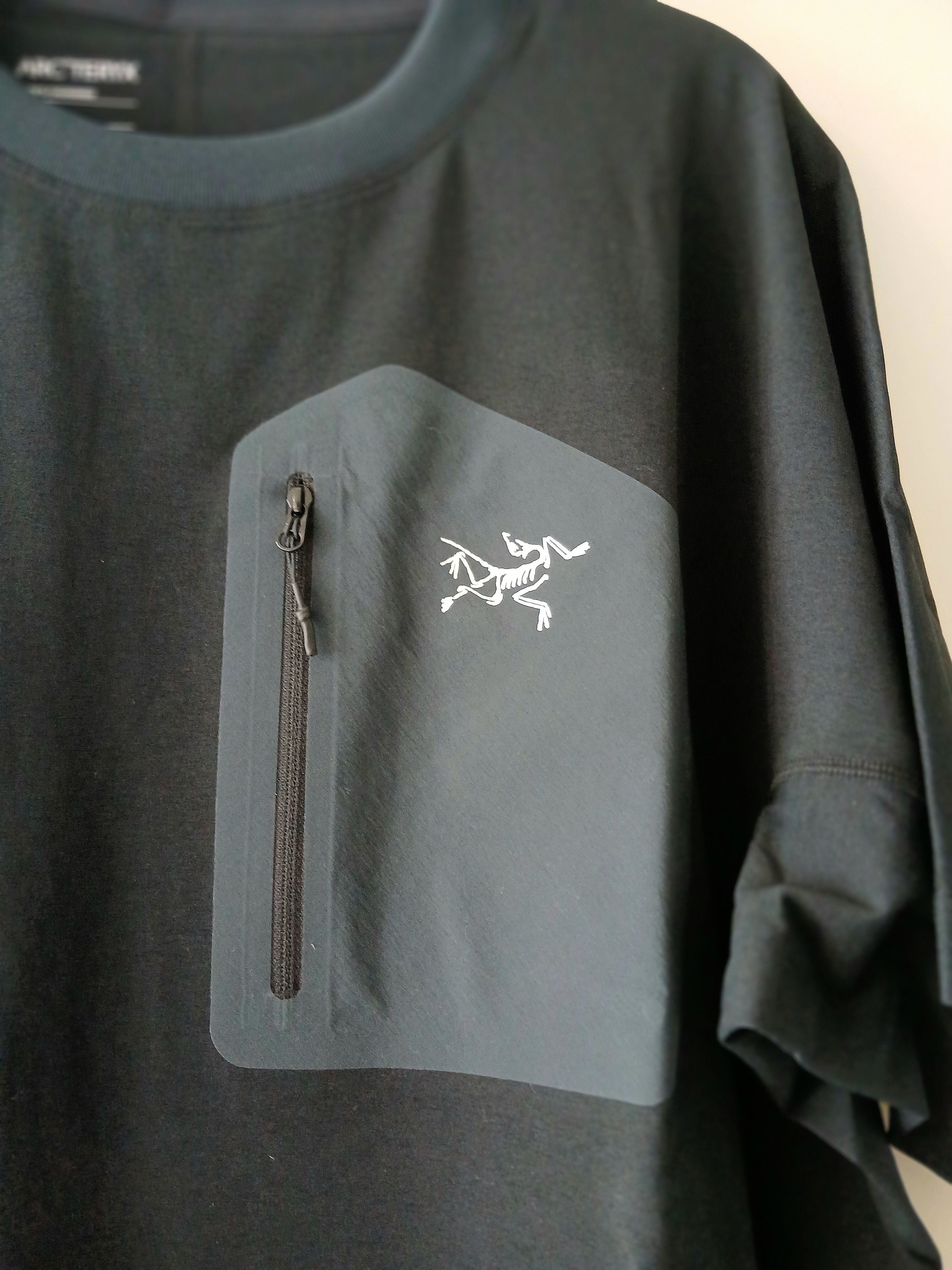 Arc'teryx Konseal Pocket T-Shirt Black Grey, Arc'teryx Konseal Pocket SS T-Shirt Black Grey 착용 스타일 - 2