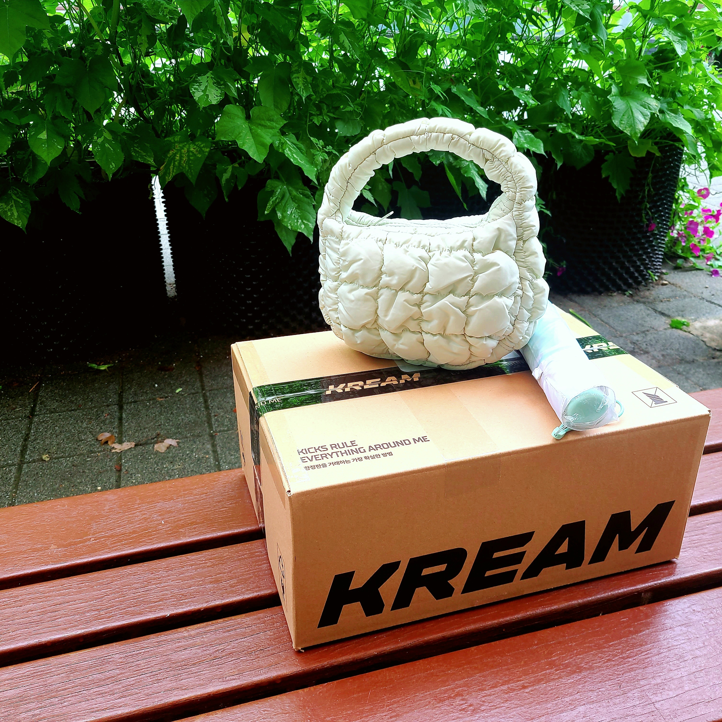 COS Quilted Micro Bag Light Green, Starbucks Daily 3 Step Umbrella Apple Mint 착용 스타일