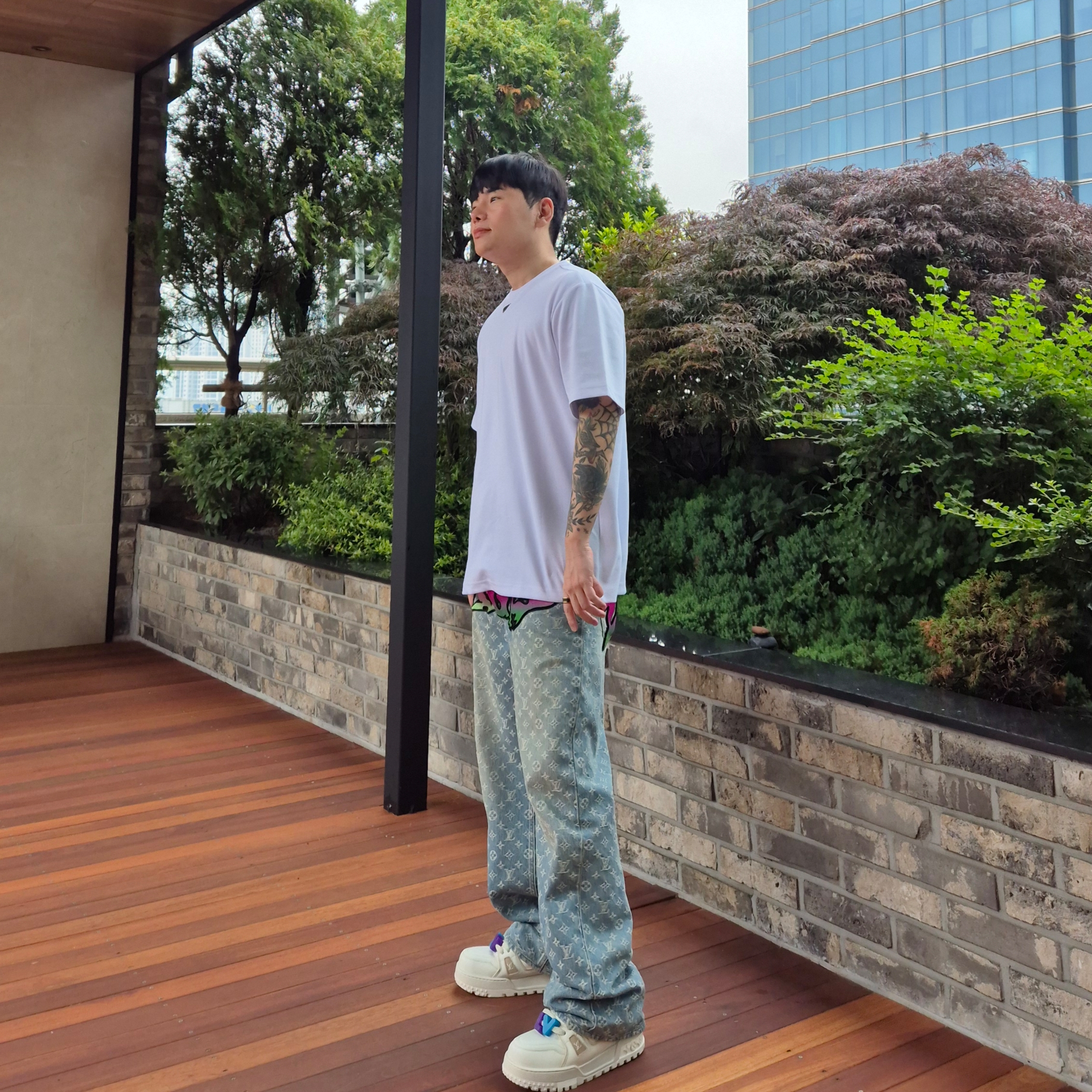 Louis Vuitton Baggy Denim Pants Indigo, Prada Cotton T-Shirt White 착용 스타일