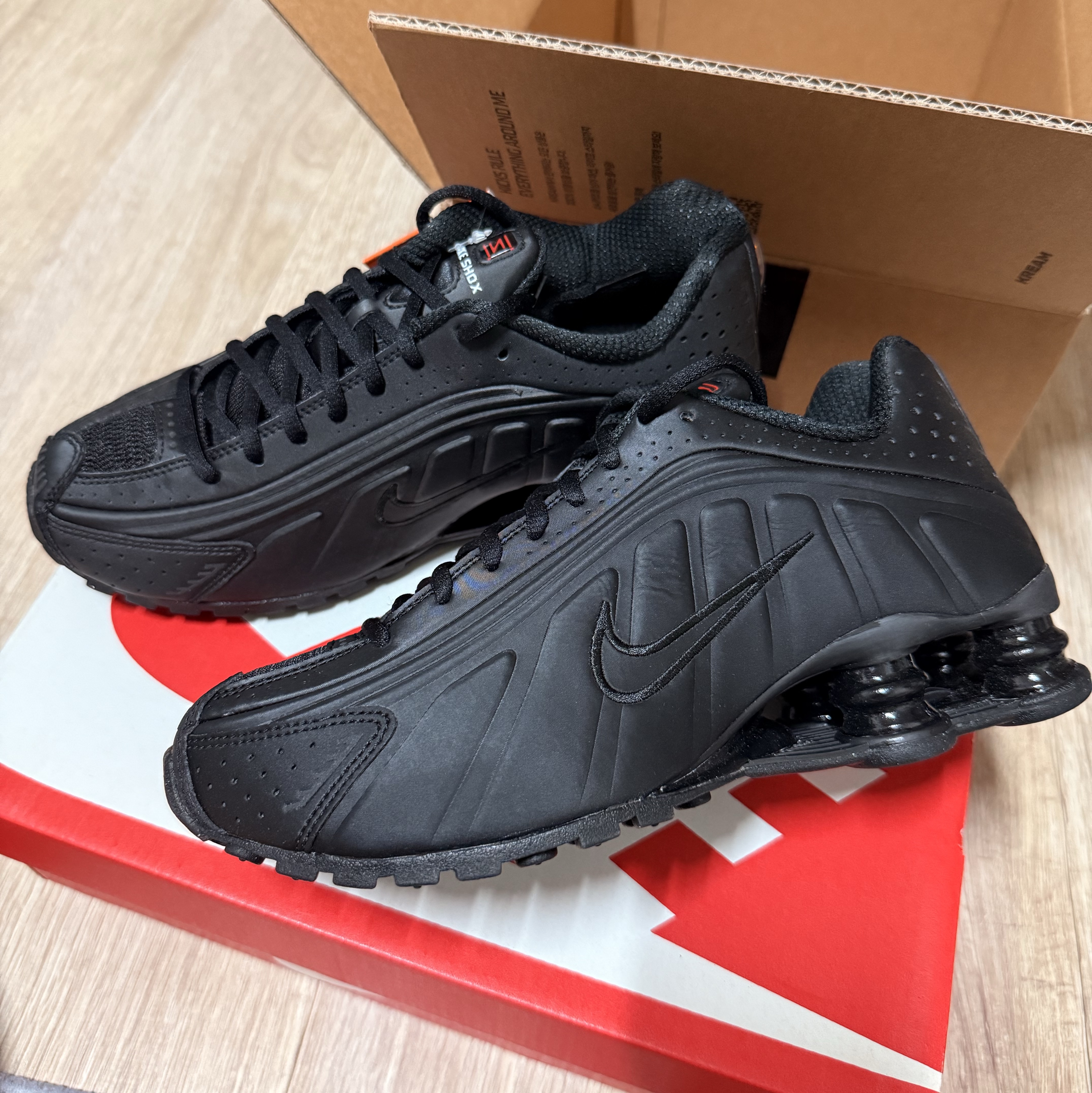 (W) Nike Shox R4 Black 착용 스타일 - 1