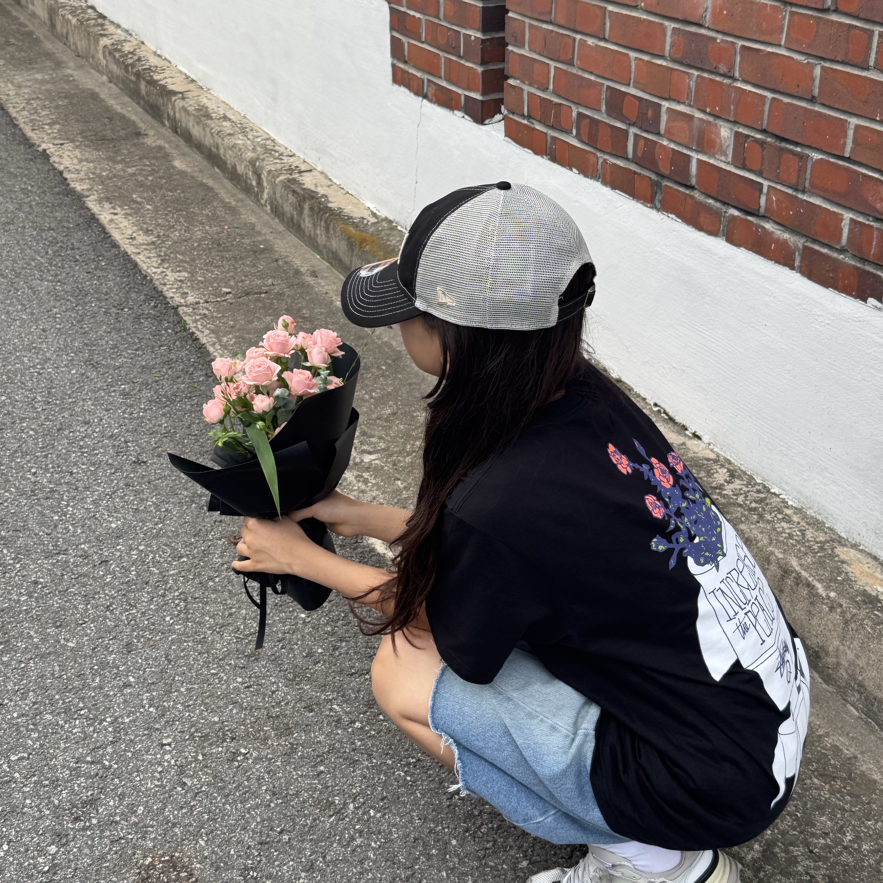 Stussy Flower Bomb T-Shirt Black, Stussy New Era 9twenty Basic Trucker Shade Black 착용 스타일 - 1