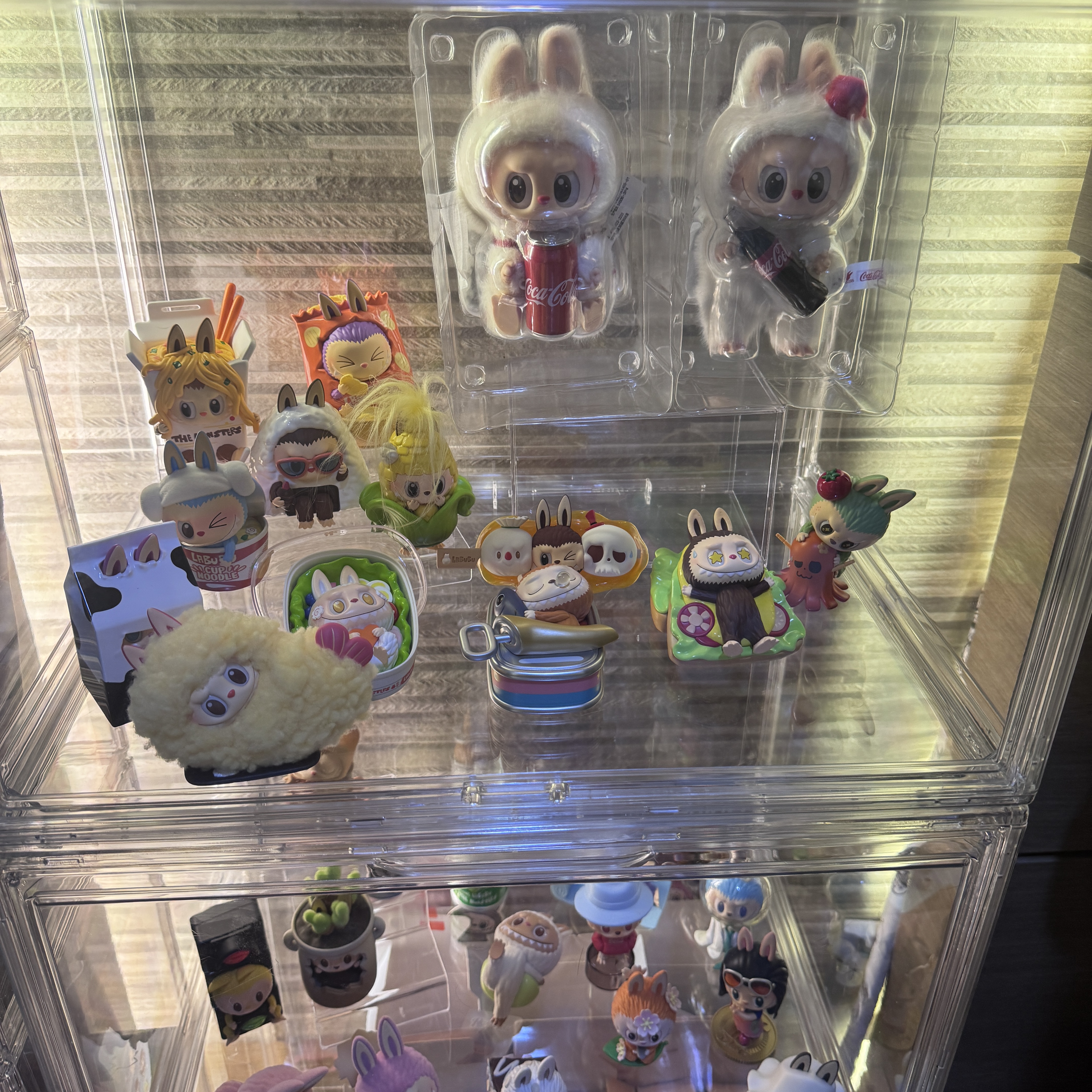Pop Mart Labubu The Monsters Wacky Mart Series Figures (1 Blind Box) 착용 스타일