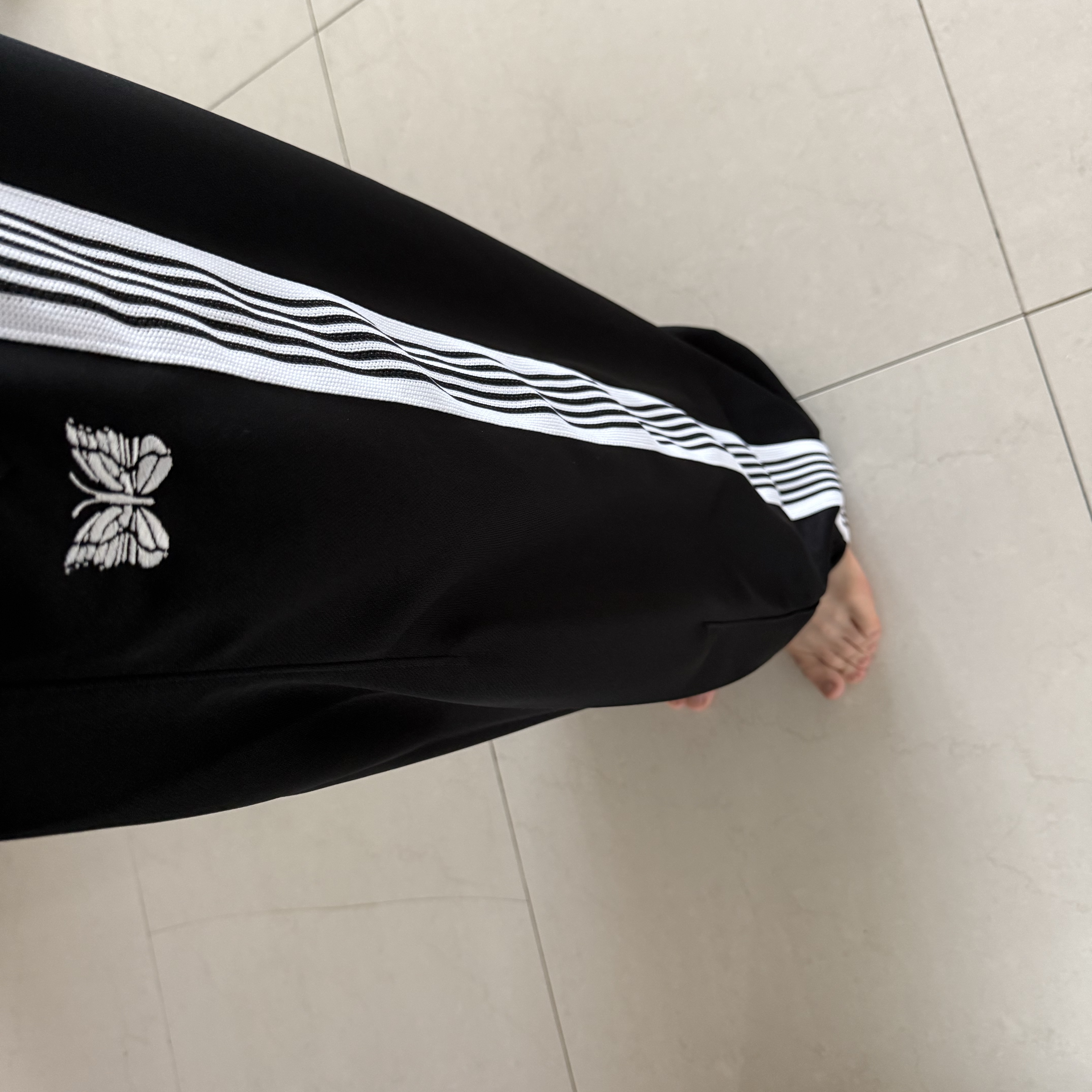 Needles H.D. Track Pants Poly Smooth Black White 착용 스타일 - 1