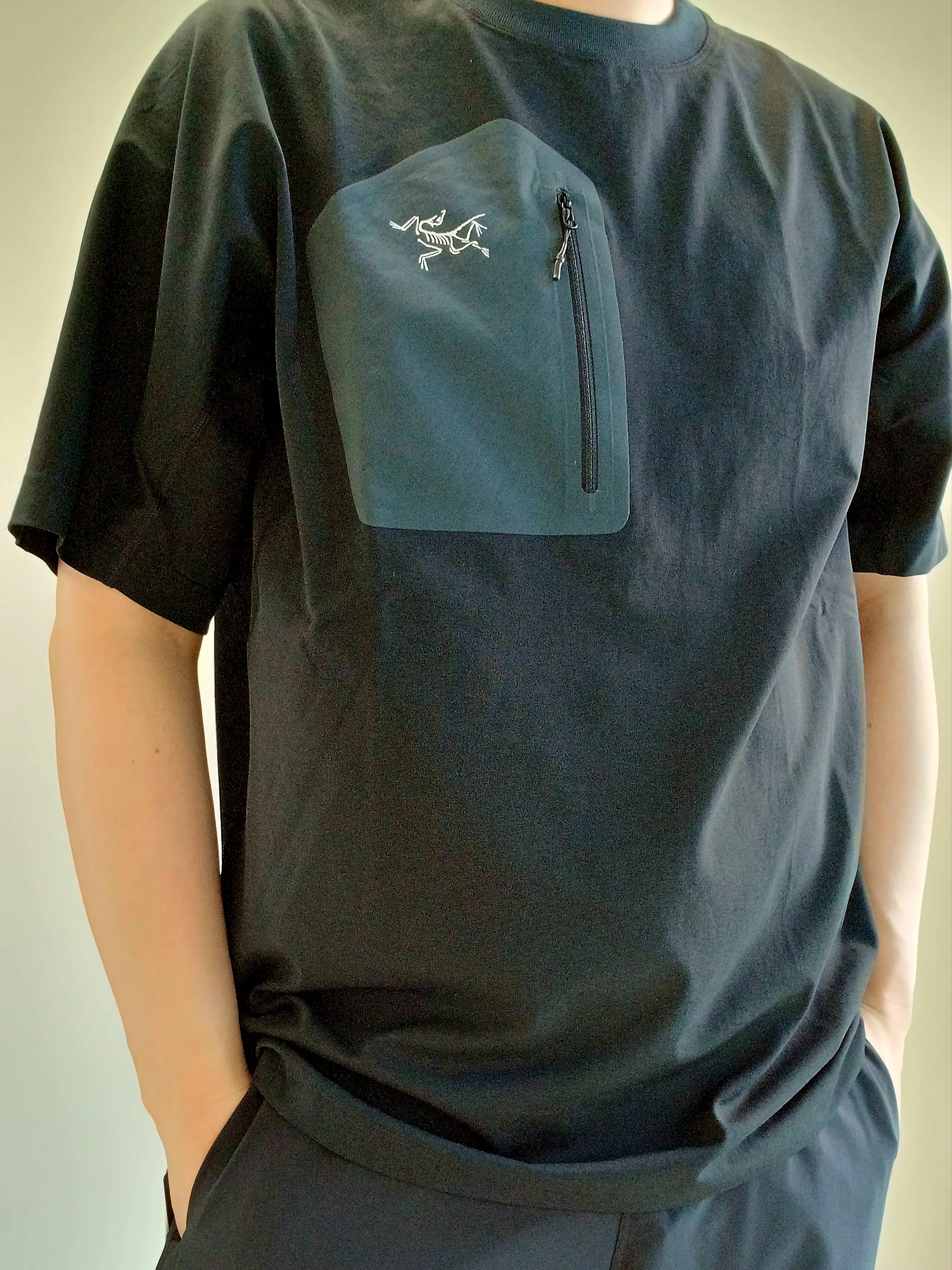Hoka Ora Athletic Slide Black White, Arc'teryx Konseal Pocket T-Shirt Black Grey 착용 스타일 - 9