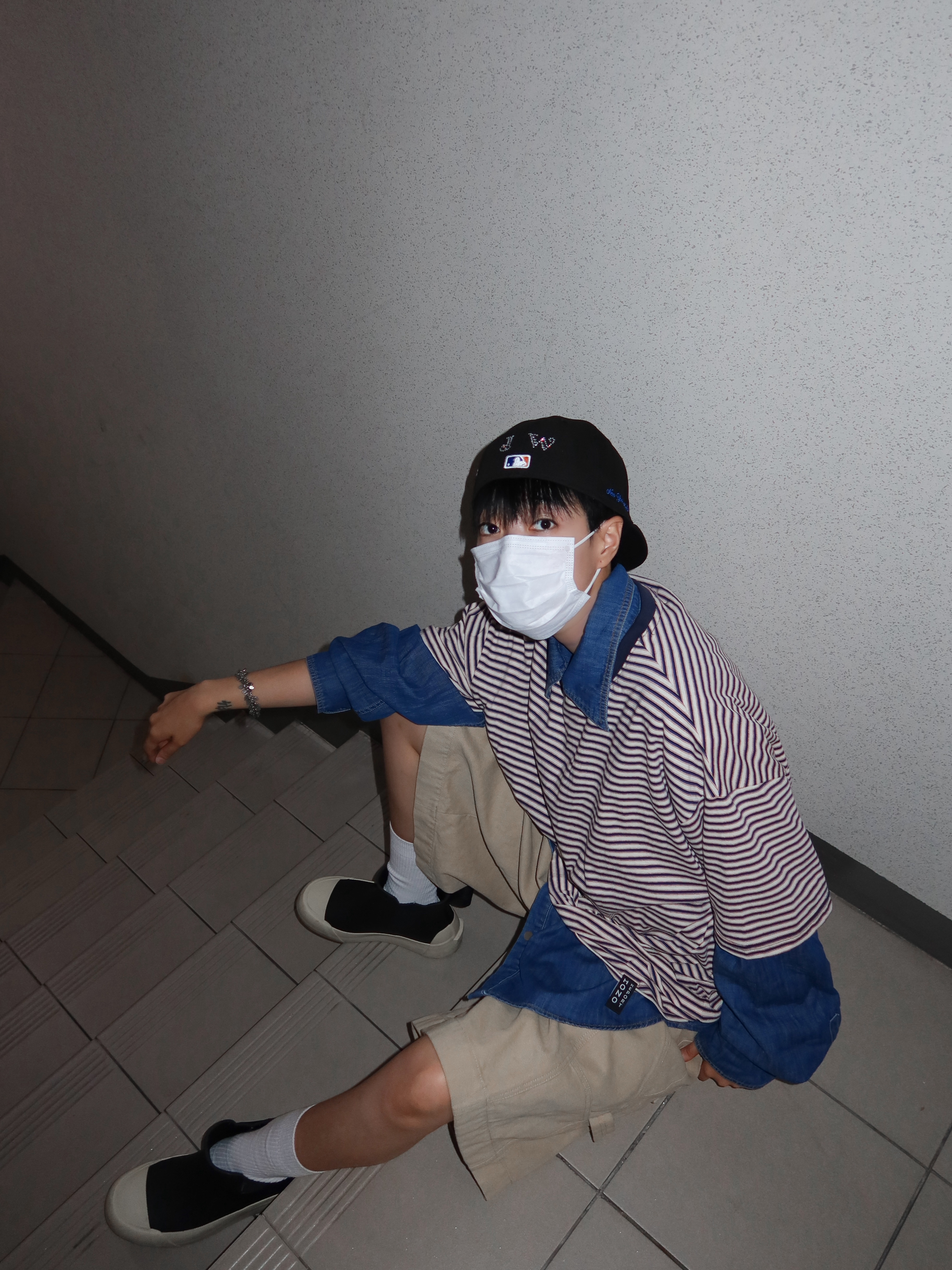 Hono Report Stripe T-Shirt Blue Stripe, Hono Report Twin Flowers Necklace 착용 스타일 - 4