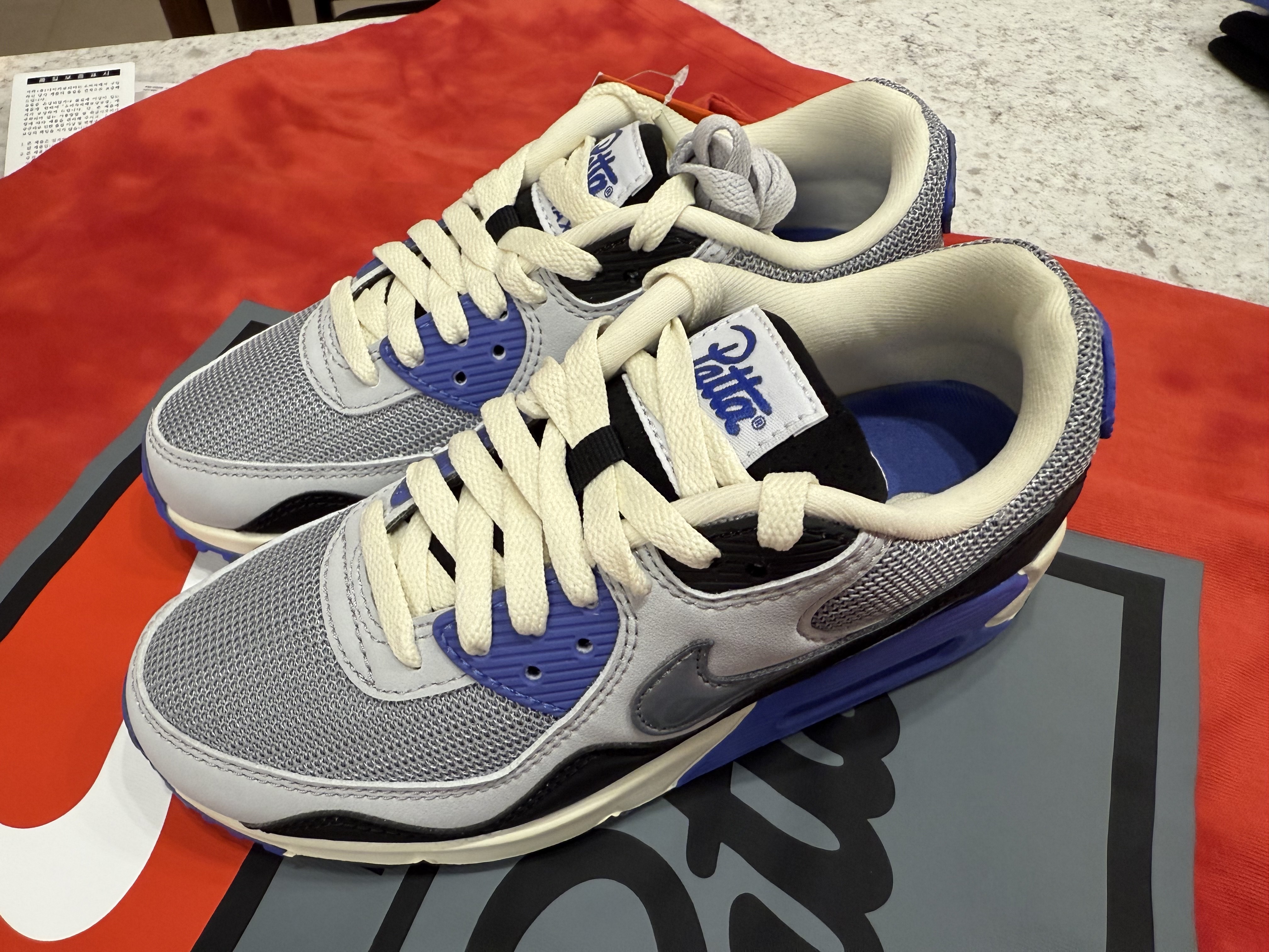 Nike x Patta Air Max 90 Sapphire and Particle Grey, Nike x Patta T-Shirt Rush Red (HQ3907-612) 착용 스타일 - 3