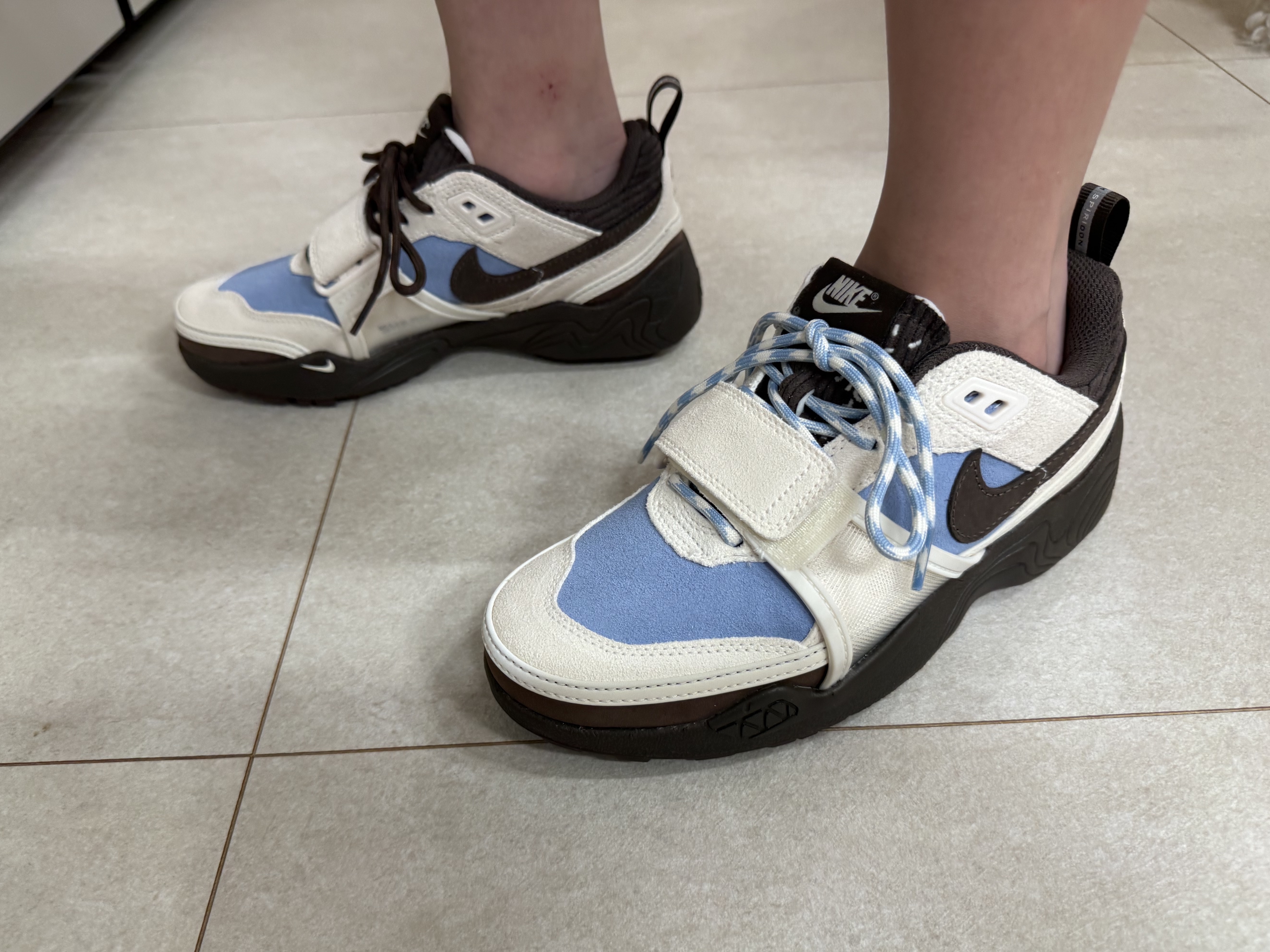 Nike x Travis Scott Zoom Field Jaxx Pale Ivory and Leche Blue 착용 스타일 - 3