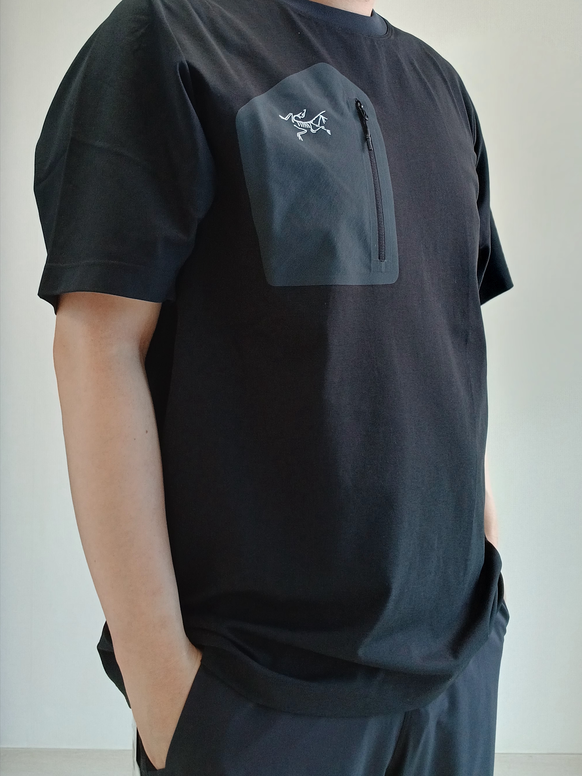 Hoka Ora Athletic Slide Black White, Arc'teryx Konseal Pocket T-Shirt Black Grey 착용 스타일 - 2