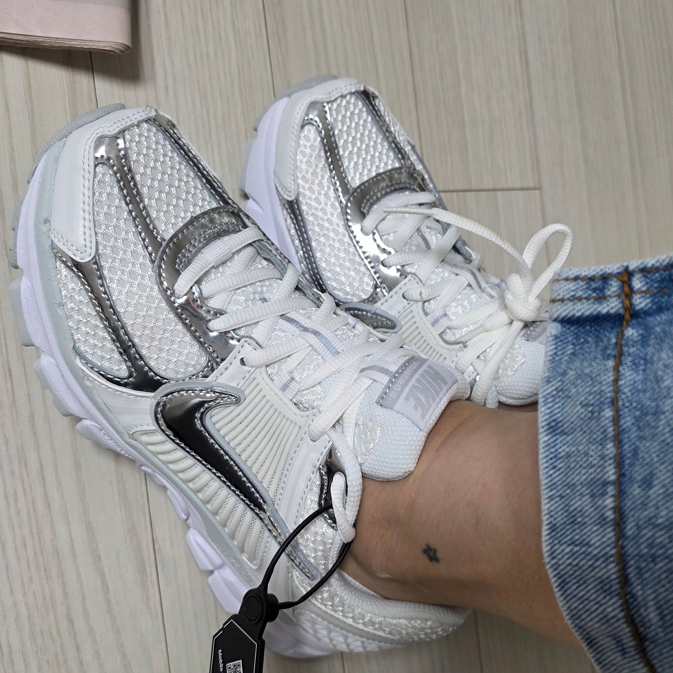 (W) Nike Zoom Vomero 5 White Metallic Silver 착용 스타일