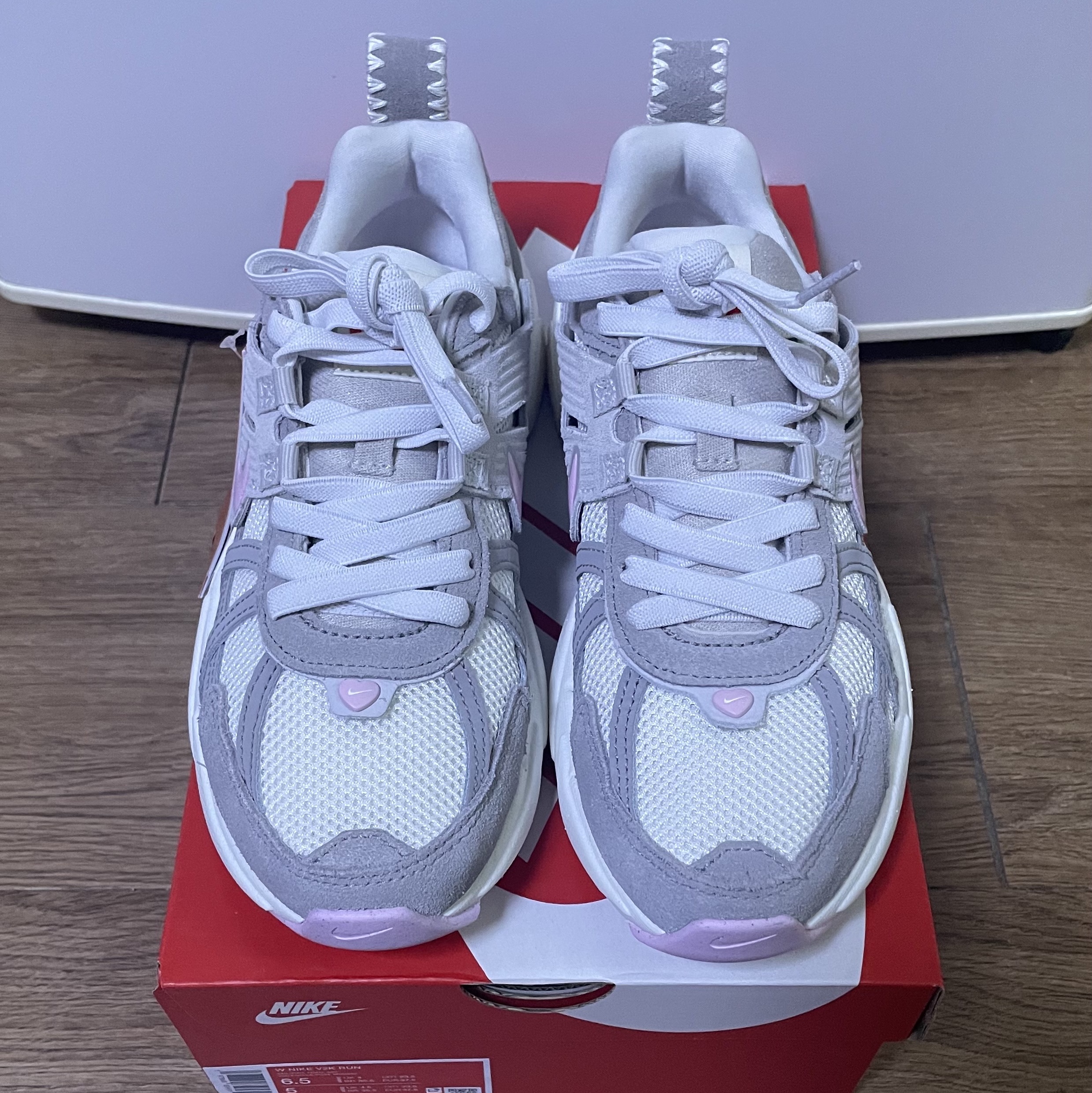 (W) Nike V2K Run Sail Pink Foam 착용 스타일 - 2