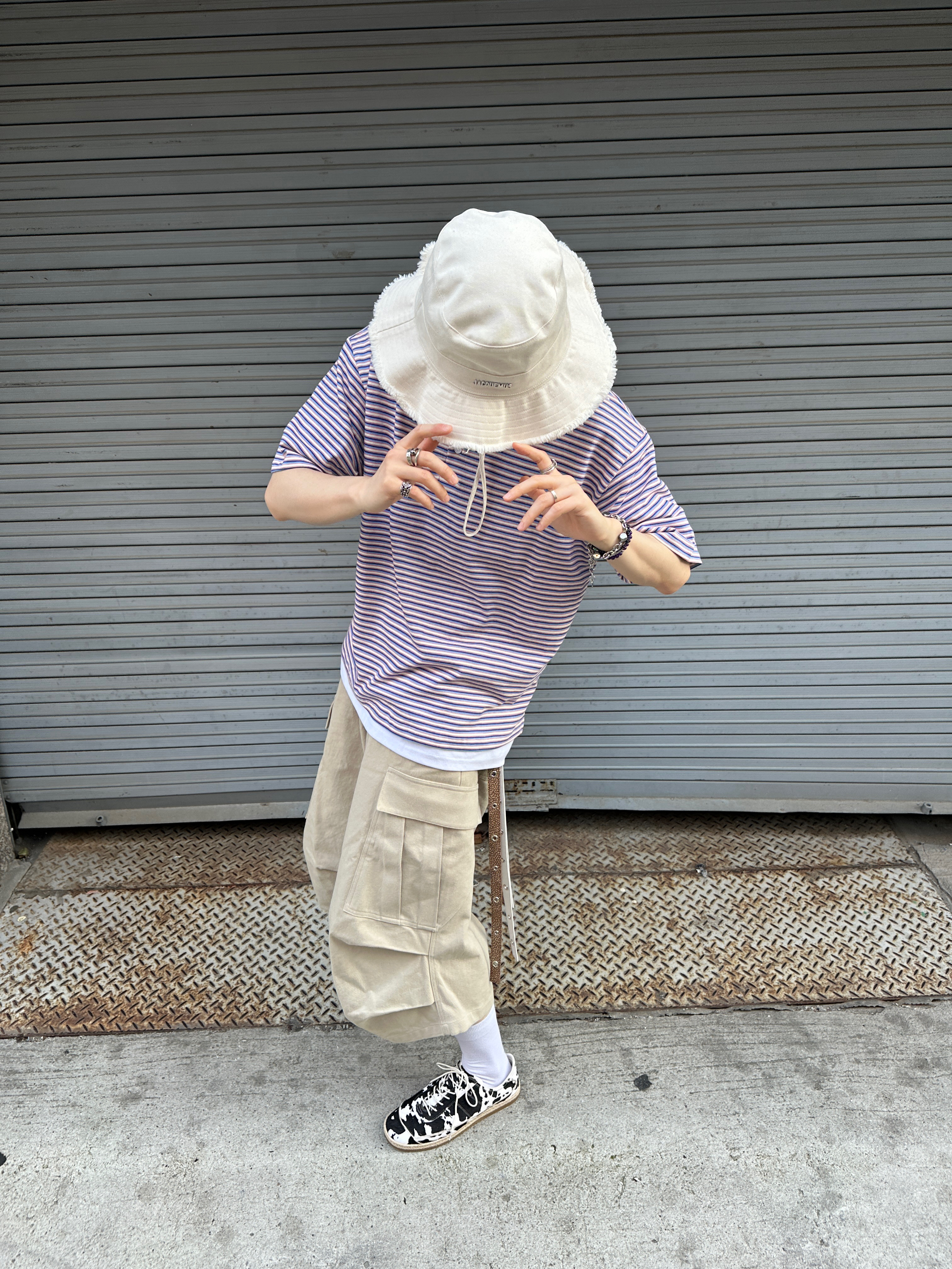 Nonnod Side cargo shorts Beige, Jacquemus Le Bob Artichaut Bucket Hat Off White 착용 스타일 - 4