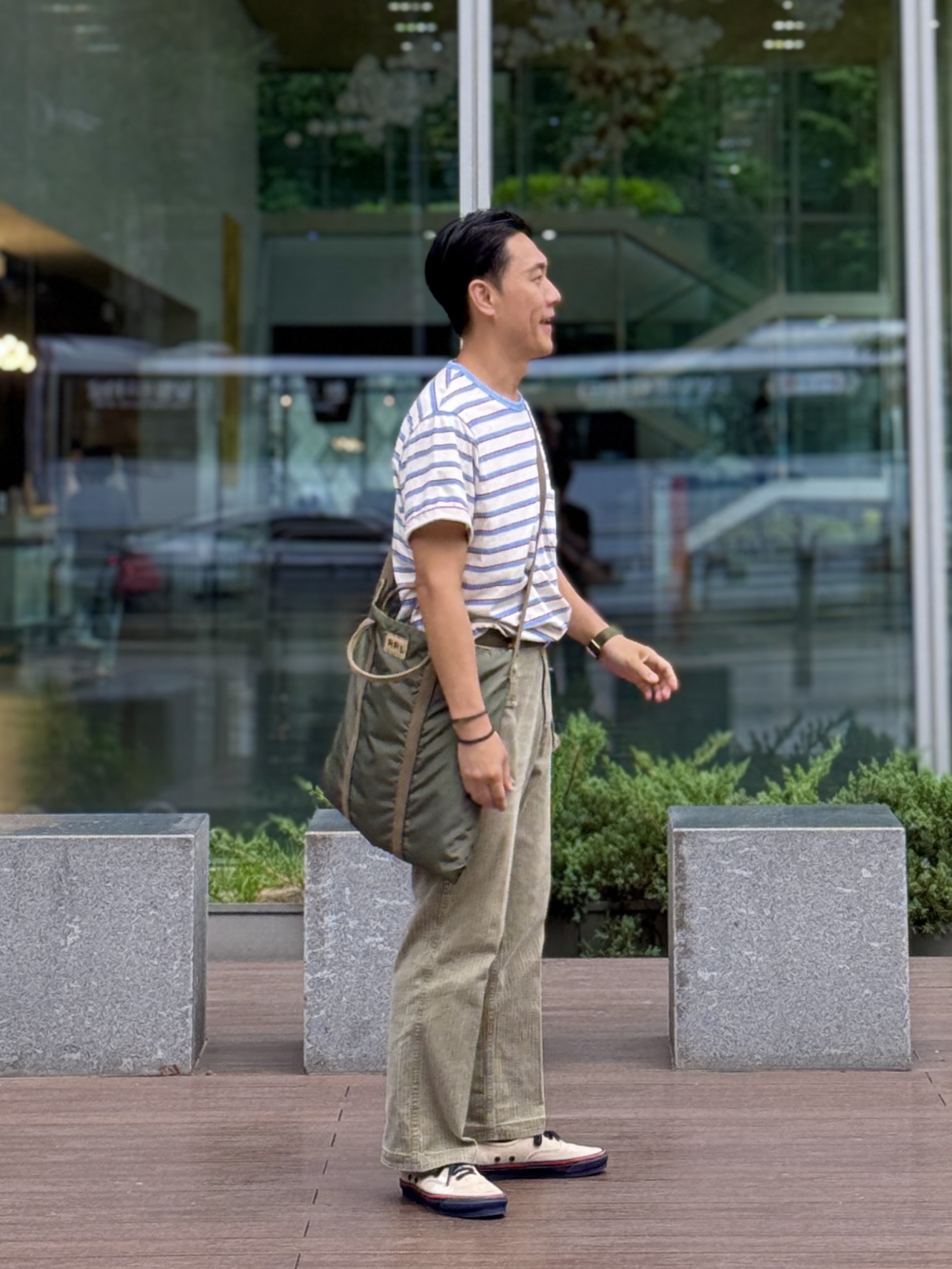 Vans Vault x Nigel Cabourn OG Authentic LX Worn White Navy 착용 스타일 - 2