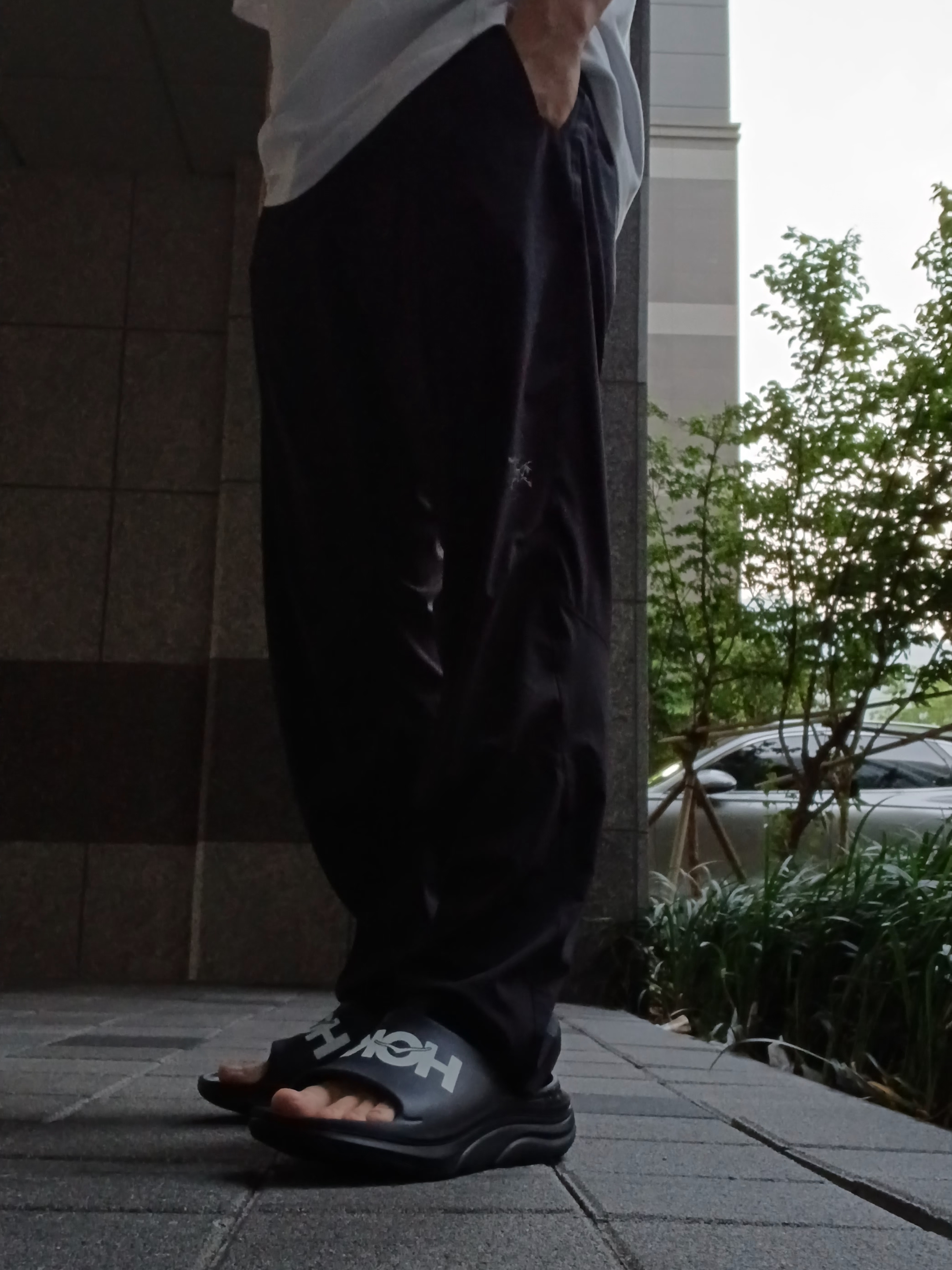 Arc'teryx Kragg Cotton Logo SS T-Shirt White Light Soul, Hoka Ora Athletic Slide Black White 착용 스타일 - 2