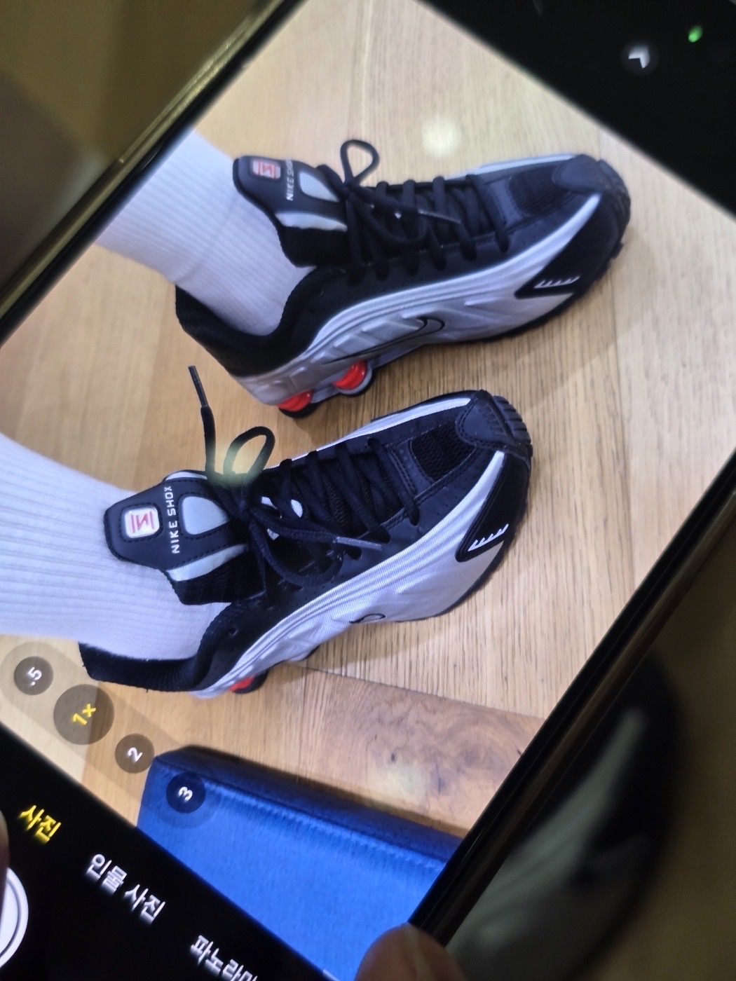 Nike Shox R4 Metallic Silver Red 착용 스타일 - 3