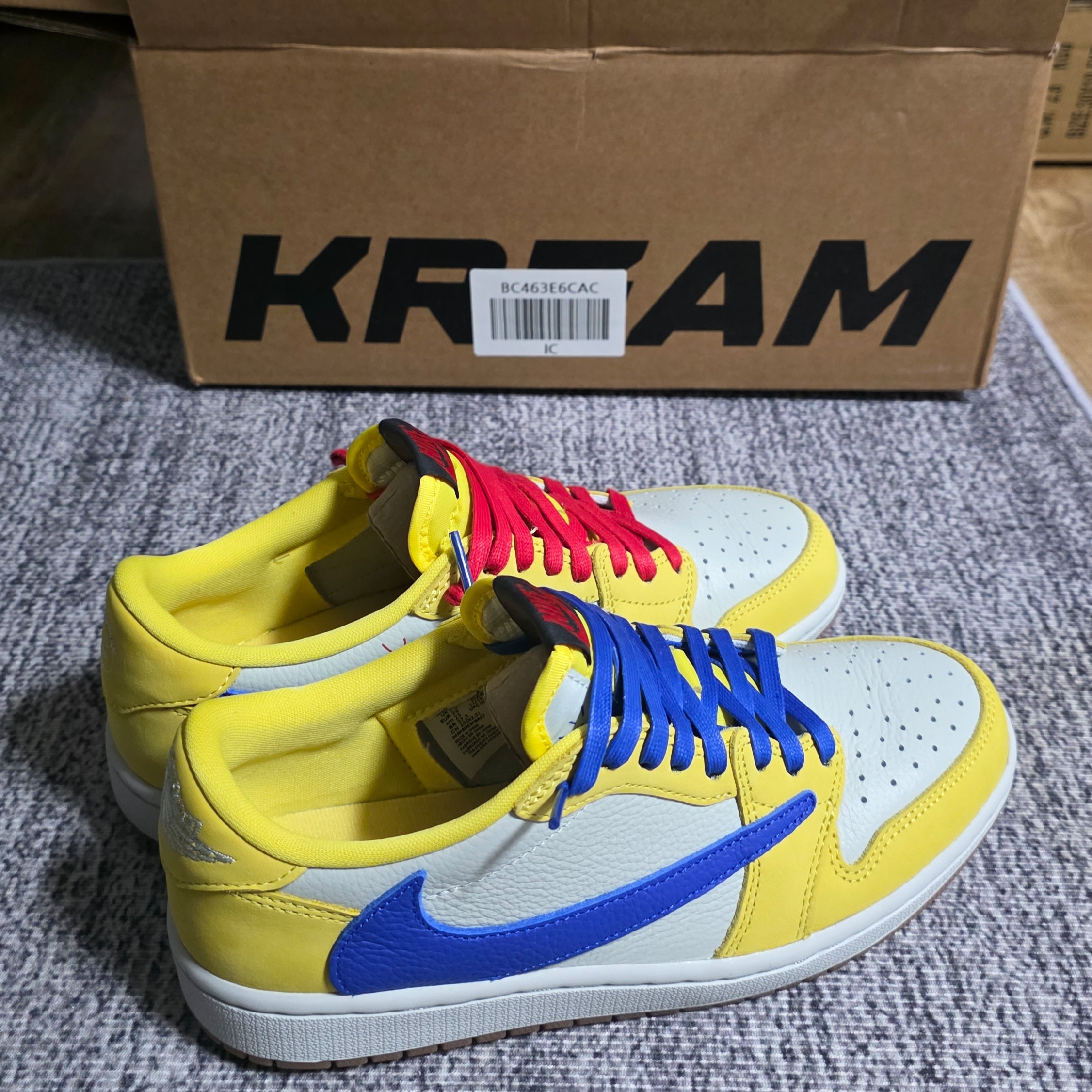(W) Jordan 1 x Travis Scott Retro Low OG SP Canary 착용 스타일 - 2