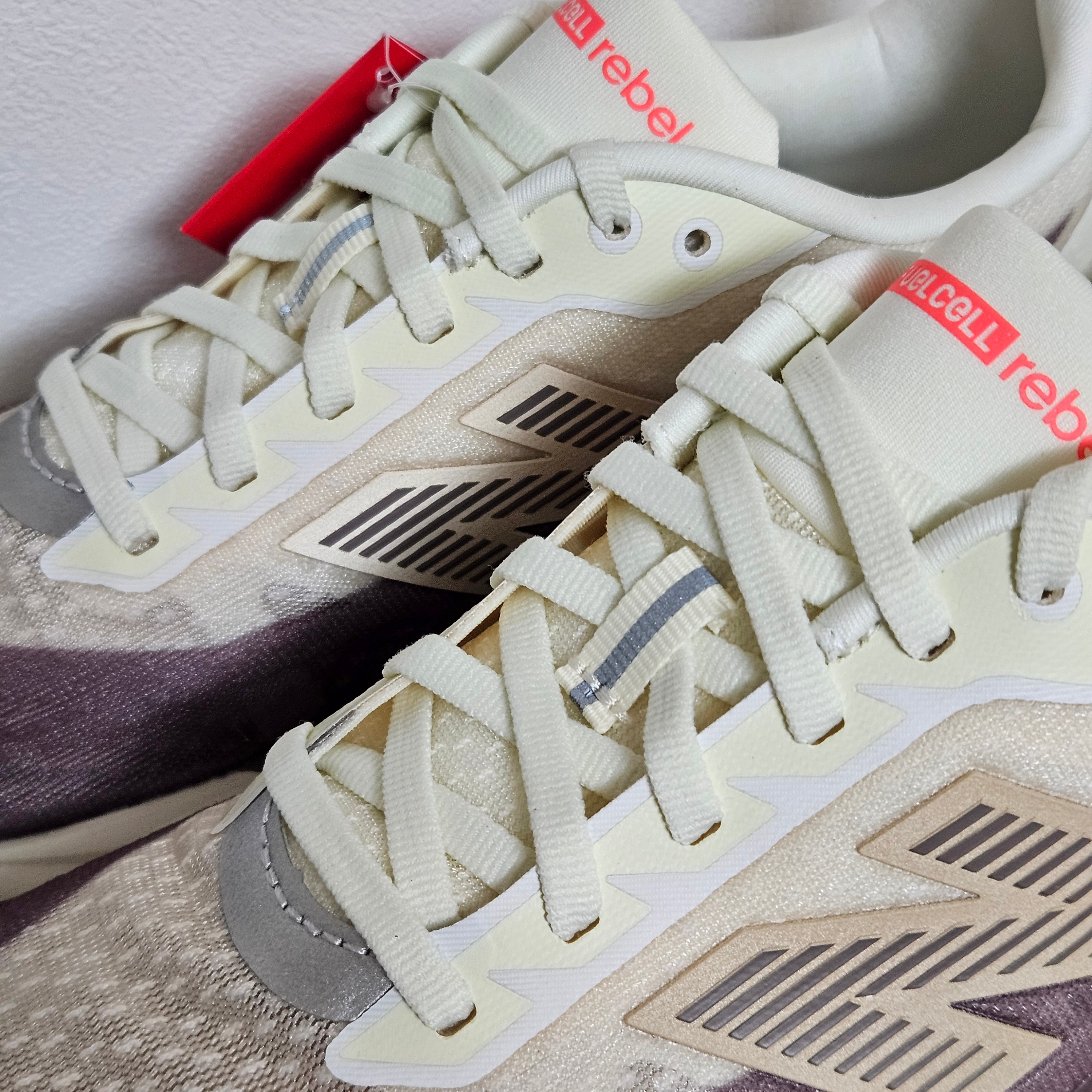 New Balance FuelCell Rebel v5 Angora Earth Shadow Sea Salt - D Standard 착용 스타일 - 3