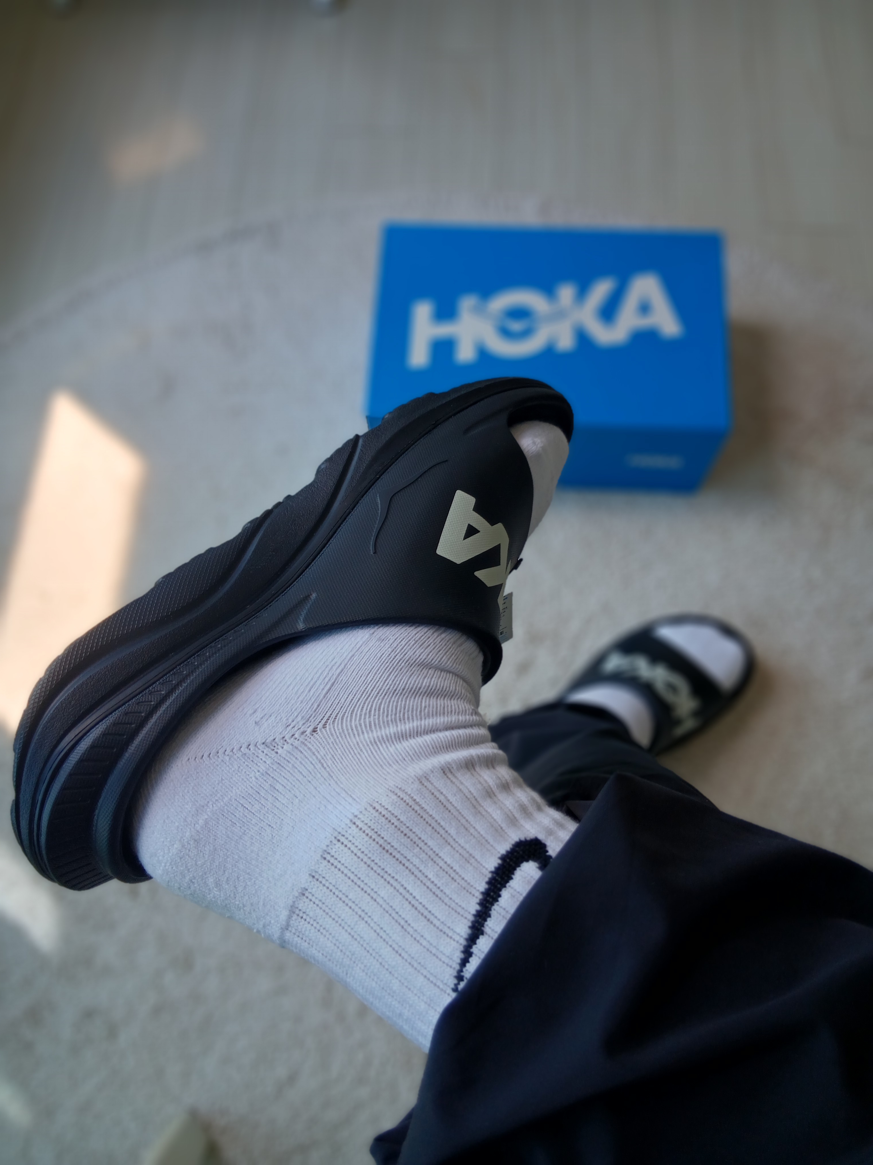Hoka Ora Athletic Slide Black White, Arc'teryx Incendo Pants Black 착용 스타일 - 3