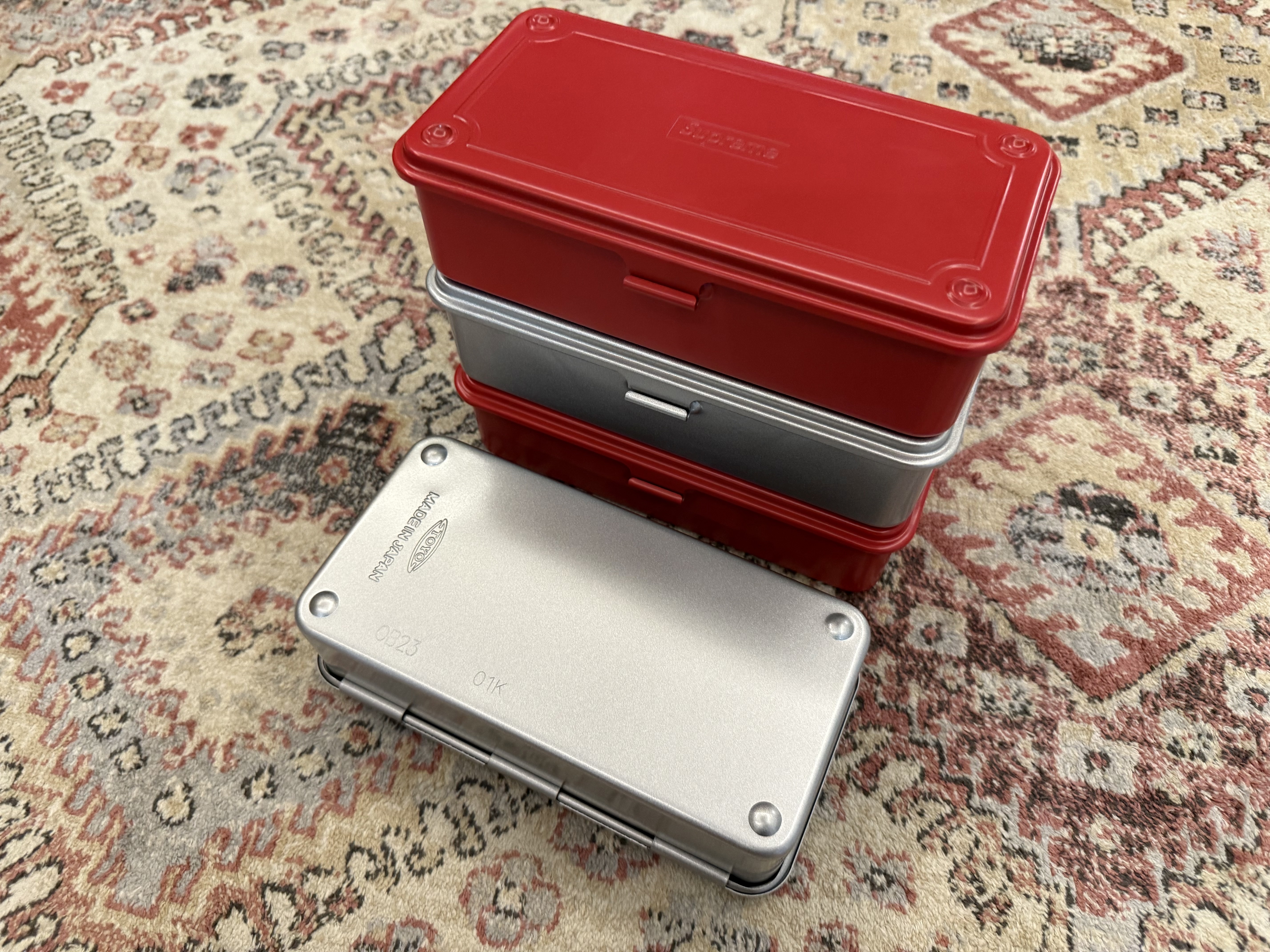 Supreme x Toyo Steel T-190 Mini Toolbox Red - 25SS, Supreme x Toyo Steel T-190 Mini Toolbox Silver - 25SS 착용 스타일 - 6