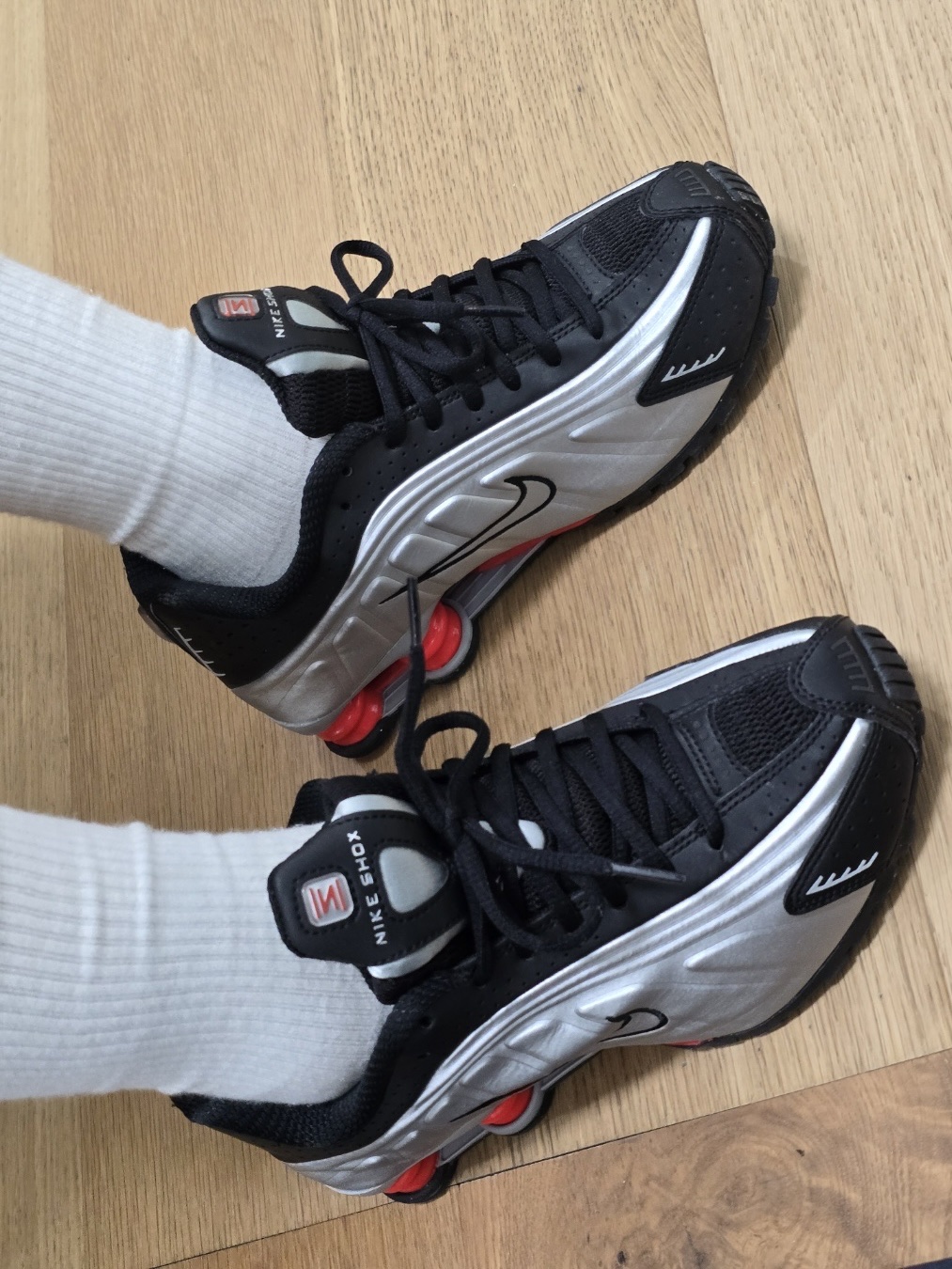 Nike Shox R4 Metallic Silver Red 착용 스타일 - 2