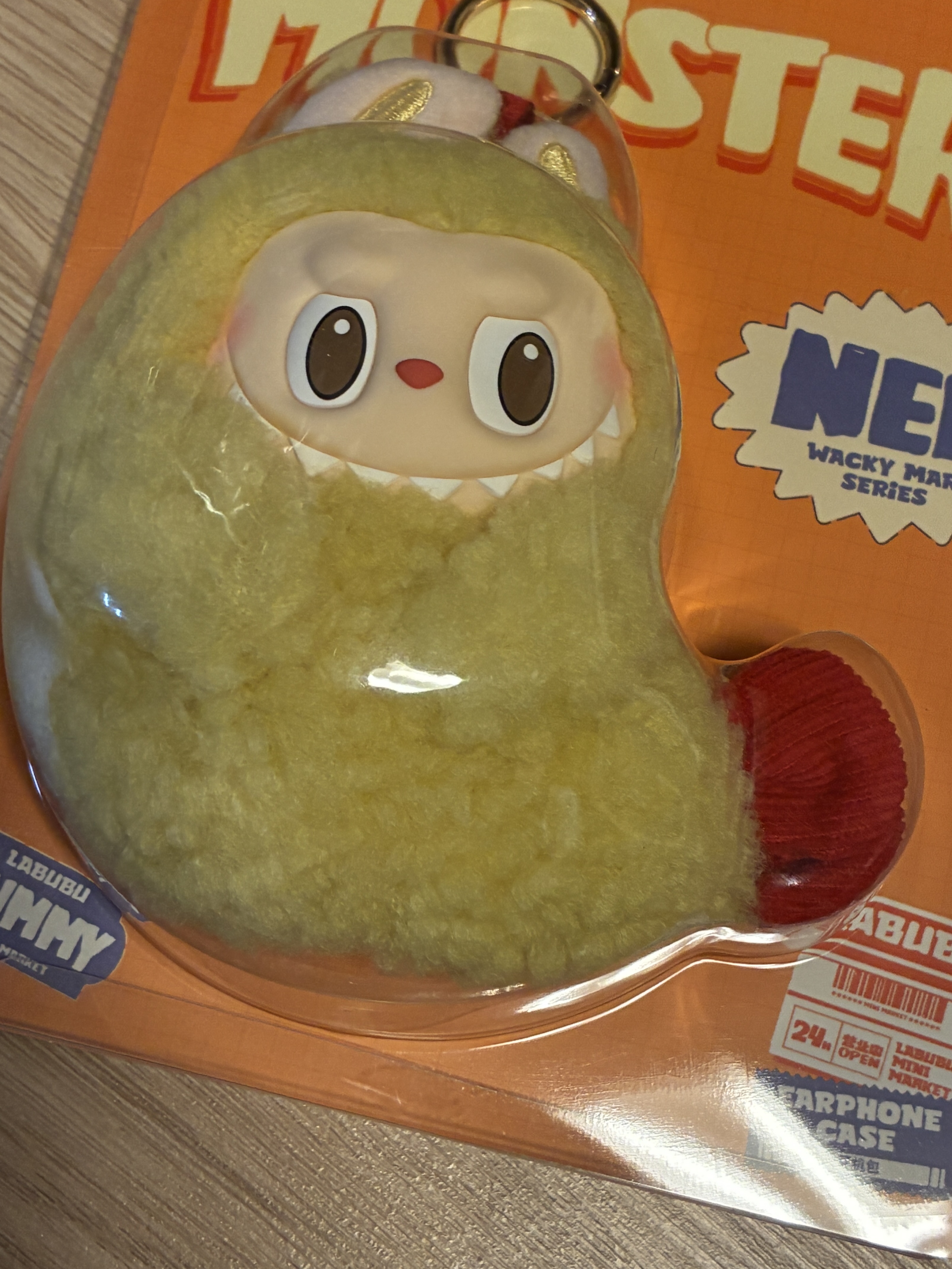Pop Mart Labubu The Monsters Wacky Mart Series Earphone Case 착용 스타일