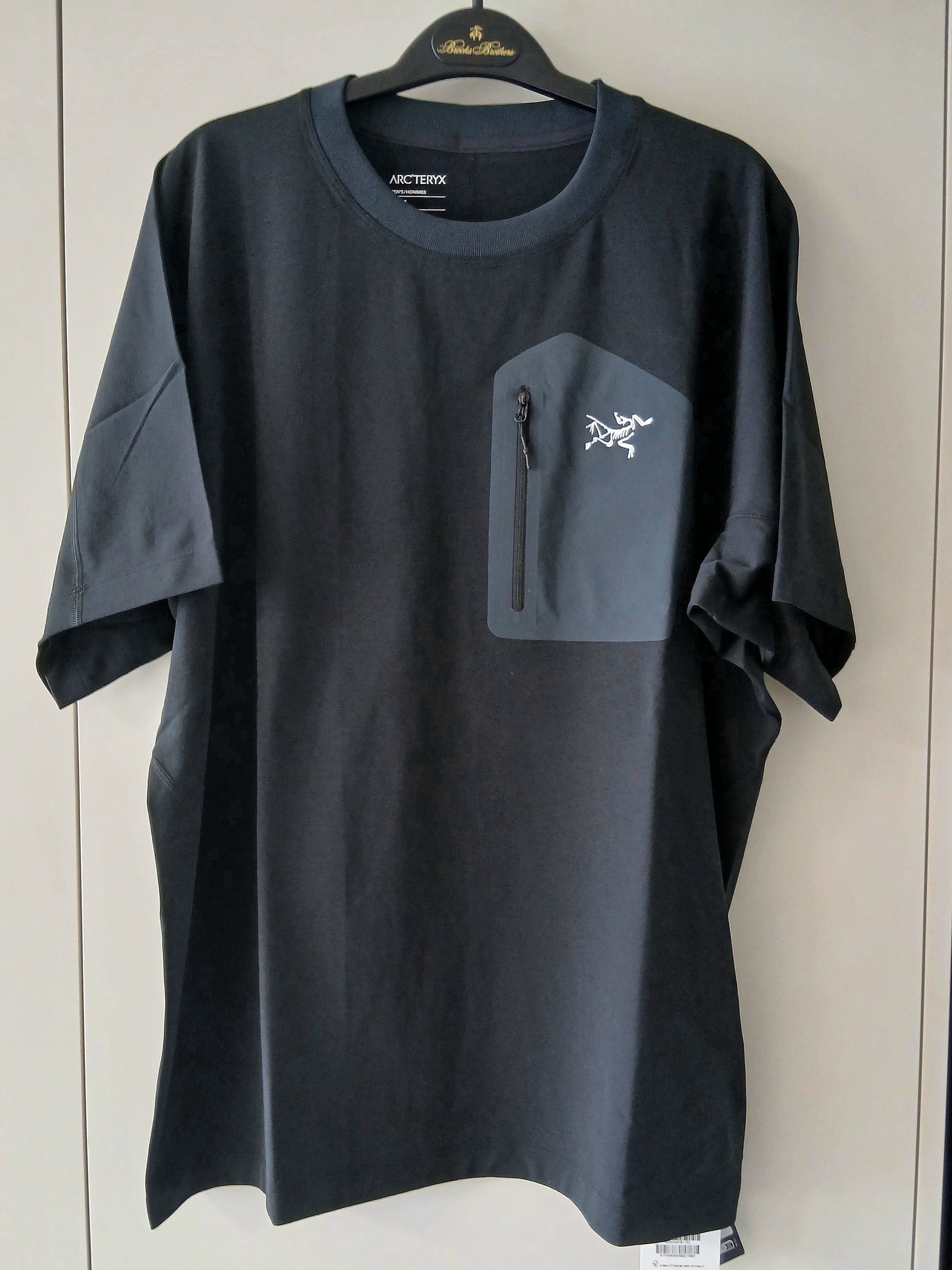 Arc'teryx Konseal Pocket T-Shirt Black Grey, Arc'teryx Konseal Pocket SS T-Shirt Black Grey 착용 스타일 - 1